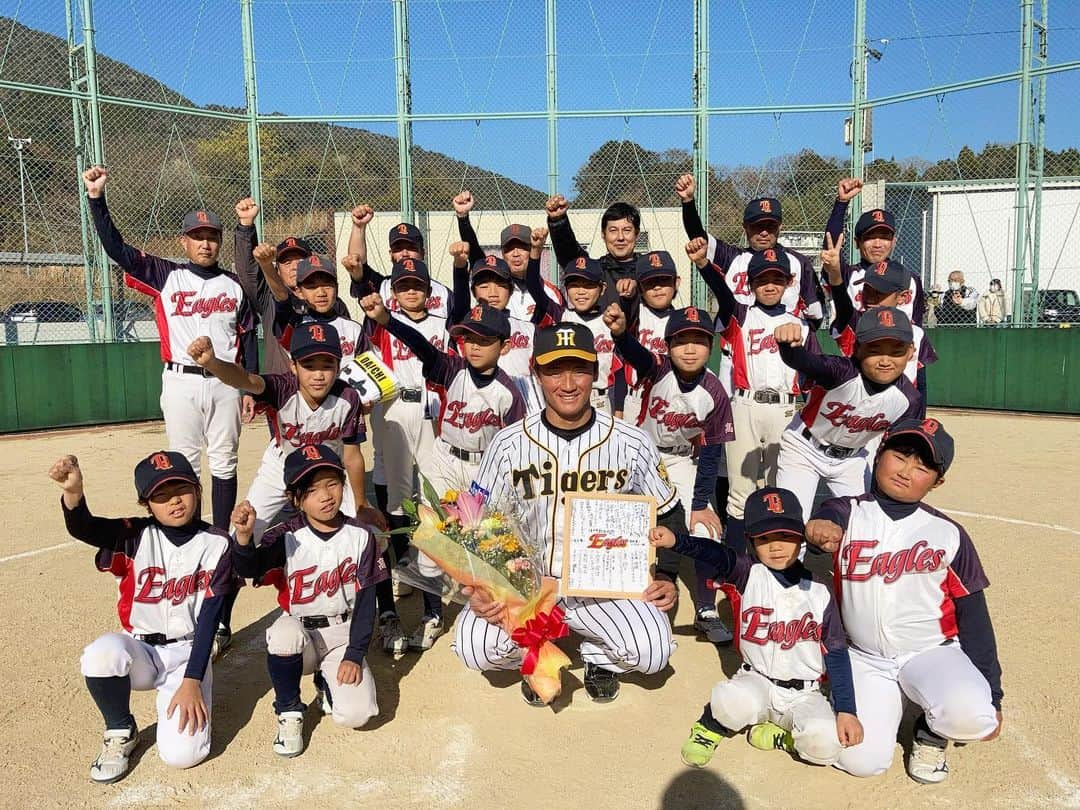 阪神タイガースさんのインスタグラム写真 - (阪神タイガースInstagram)「森木投手が、地元高知県での自主トレ公開！その後、所属していた少年野球チーム「高岡第二イーグルス」の交流試合に、監督として参加し、代打でも登場しました！  #森木大智 選手 #自主トレ公開 #阪神タイガース #イチにカケル ！」1月3日 18時29分 - hanshintigers_official