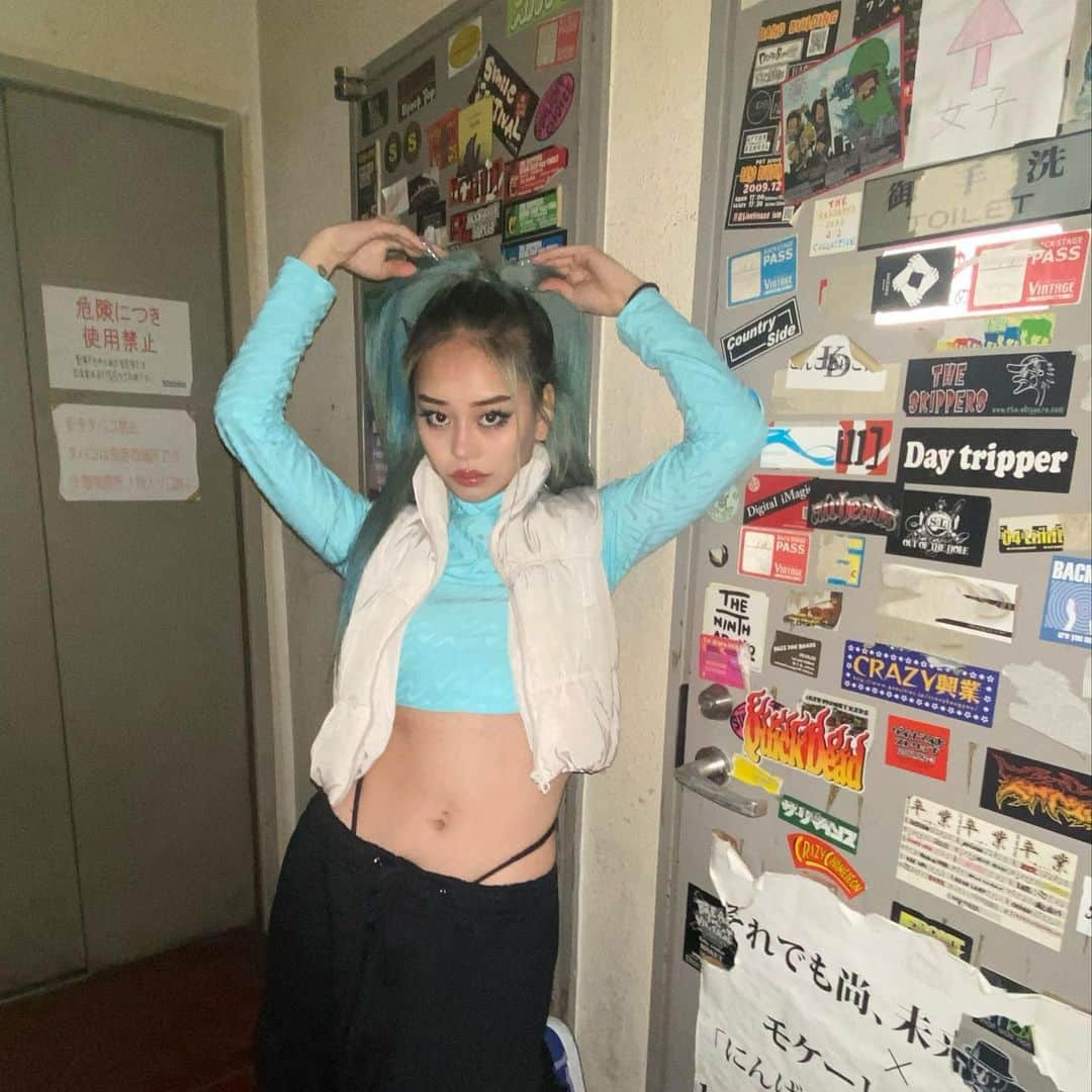 CYBER RUIのインスタグラム：「mmm music history shakes me as hell😮‍💨🖤」