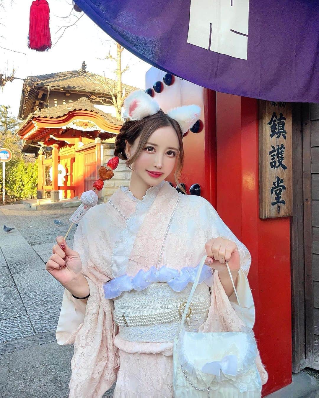 蘭子のインスタグラム：「浅草へ初詣行ってきました🎍 . 2022年が皆様にとって 健やかな、笑顔の絶えない一年で ありますように✨ . . . 🐈 . #初詣#着物コーデ#着物コーディネート#着物ヘア#アンティーク着物#袴ヘア#和装ヘアアレンジ#コスプレ#コスプレ女子#コスプレイヤー#おしゃれさんと繋がりたい#ビジョビ#おしゃれな人と繋がりたい #カフェ好きな人と繋がりたい#カフェ部 #プール#ビーチ#旅行#タビジョ#旅行好きな人と繋がりたい#ビジョビ#ポトレ#ポトレ女子#ポトレのセカイ#カメラ好きな人と繋がりたい#写真好きな人と繋がりたい#写真撮ってる人と繋がりたい#写真部 #旅行好きと繋がりたい」