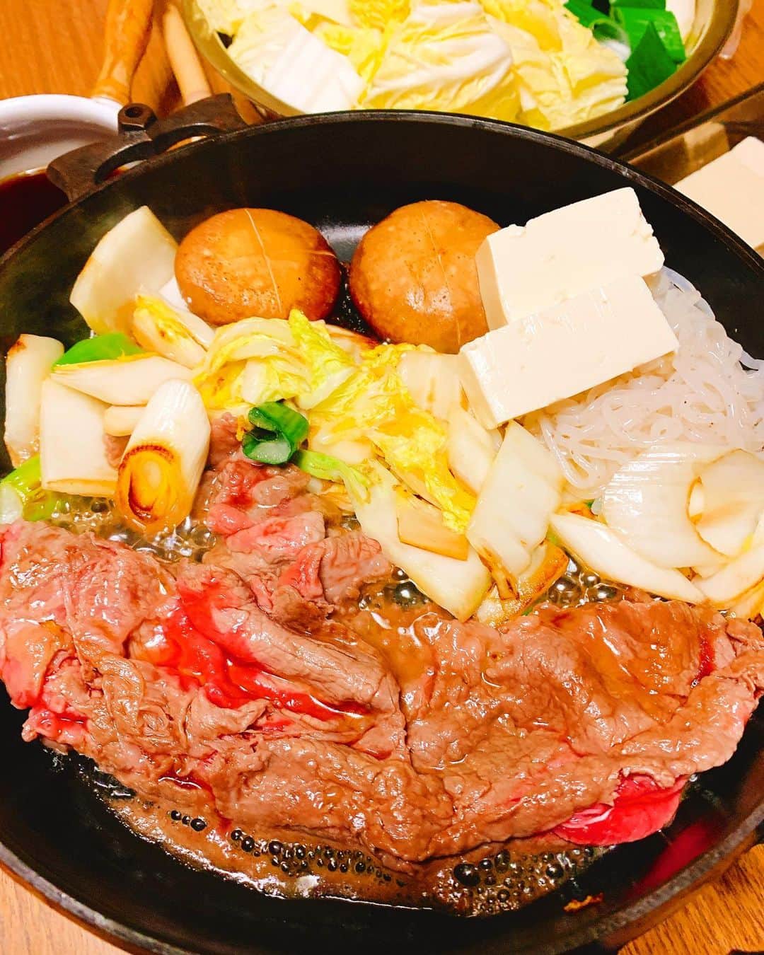 森崎友紀さんのインスタグラム写真 - (森崎友紀Instagram)「毎年恒例のすき焼き。 残り野菜も全部使って美味しく炊けるから嬉しいです^_^  関西人ですが、関東風の食べ方です。 割り下で煮込んだ豆腐やくたくたになった野菜が大好きです。 祖母から受け継いだすき焼き用の鉄鍋は今もずっと使っています。  #森崎友紀#料理#cooking#手作り#わが家#定番#定番料理#すき焼き#関東風すき焼き#鉄鍋」1月3日 19時16分 - morisakitchen