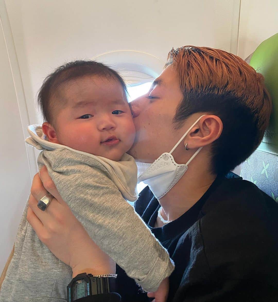くぎけんのインスタグラム：「あけましておめでとう🌅 今年もよろしくお願いします🤲  地元大分県に帰って日々人を可愛がって貰ってました😂 やっとこさ、子育てに慣れてきてYouTubeをできる様になりそうです‼️  今年は「くぎけん」を全面に出した動画作りが目標なので、是非観てファンになってください‼️  目標 登録者20万人‼️ 濃いファンって事で‼️」