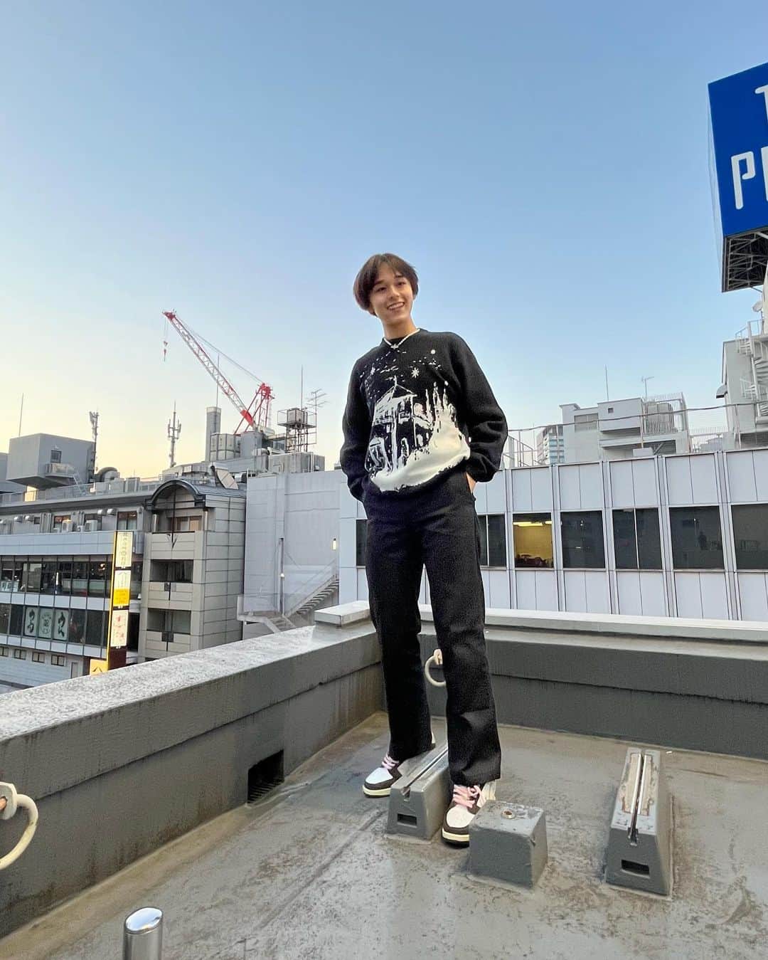 かいあんのインスタグラム：「full black  ‎ ‎  ‎ ‎  photographer @tsuyoshikiritoshi  - sweater @_welcometocollege_  pants @dickies  shoes @lostboys.archives  necklace @viviennewestwood  ‎ ‎   only took my mask off when i took the pics !!  撮影の時だけマスクを外しました。」