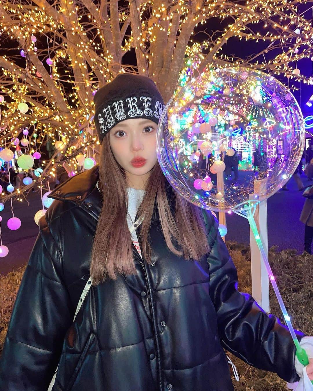 のインスタグラム：「新年明けましておめでとうございます⛩ 今年は変化の一年になりそうな予感🐯！ 変わらずマイペースな 私を宜しくお願いします🤲 ⁡ 久しぶりにお正月は ゆっくりのんびりなので お出かけしたりお家でゴロゴロしたり🏠 しあわせな時間を過ごしてます😽💗 皆んなは何してるのかな？☺️ ⁡ この写真寒くて鼻赤くなってる🥸 はずかしっっっ🦷 ⁡ #新年#寅年#イルミネーション」