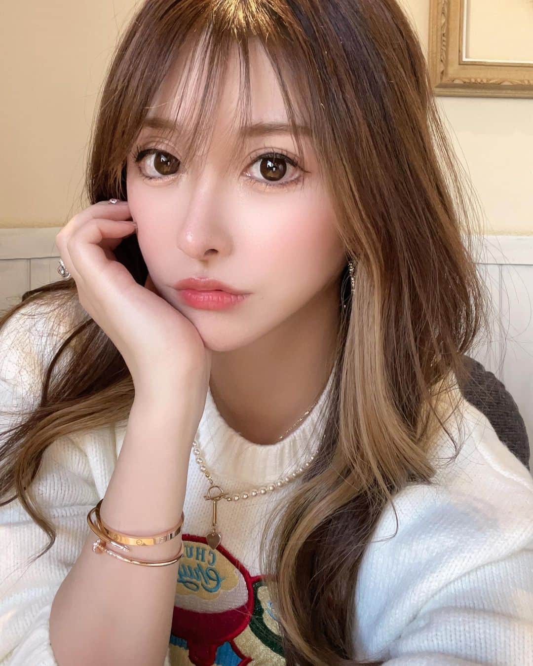 藤咲めいのインスタグラム：「@a_clinic_ginza の戸田先生　@aclinic_toda で1day小顔脂肪吸引を受けて一週間が経ちました〜🥰  フェイスラインがぼやけてきたのと口元のたるみが悩みで、ハイフでも中々変わらなかったので1day小顔脂肪吸引を受けたよ❤️‍🔥  院内はとっても清潔で内装も綺麗で明るい雰囲気で、戸田先生優しくて施術もあっという間でした😳✨  後日また詳しく投稿します😌💕  #aclinic #aクリニック #エークリニック #aclinic銀座 #aclinic横浜 #美容外科 #美容皮膚科  #1day小顔脂肪吸引 #1day小顔 #脂肪吸引 #小顔 #美肌 #二重あご #フェイスライン  #糸リフト #aスレッド #顔痩せ #部分やせ #小顔整形 #小顔になりたい #横顔美人#戸田貴之」