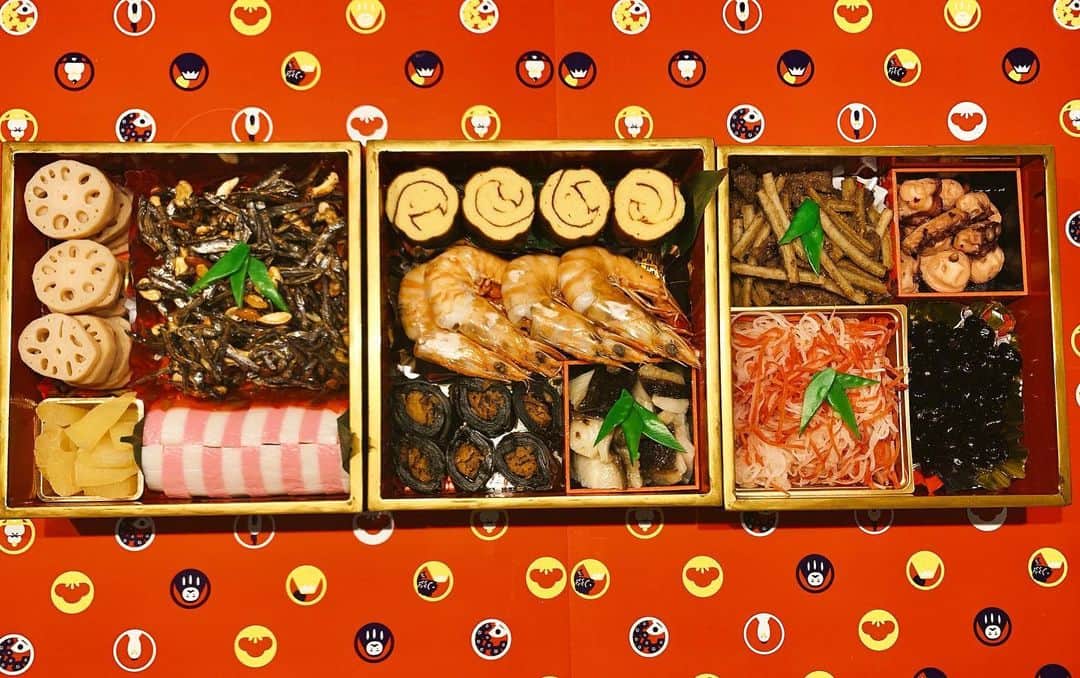 瑞羽奏都（水谷美月）のインスタグラム：「今年のおせち🍱  今年は"市のプレミアム商品券"があるから、おせちはいつもより控えめにすると言いつつ、なんだかんだのこの出来です👏  私は今年もつまみ食い担当でした😆(笑)あっ、大根をスライサーだけしました🎶  今年も母&妹特製のおせち料理おいしく頂きました✨ご馳走様でした💕  #おせち料理 #おせち #2022  #ご馳走様でした」