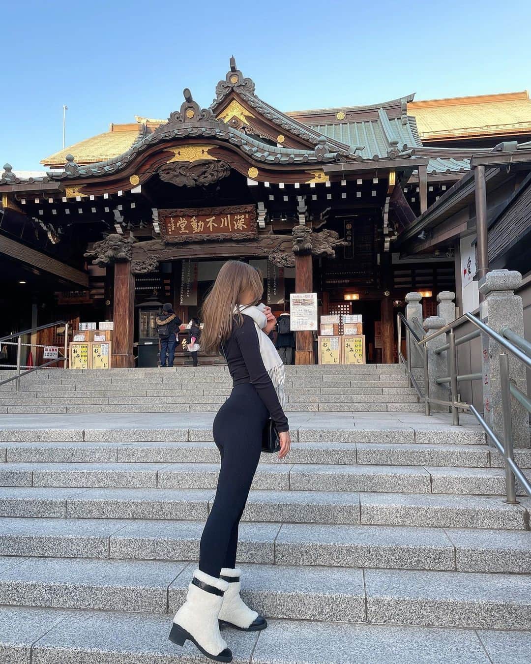 石田みかのインスタグラム：「. . 今年もお尻トレは頻度上げて していこうと思います🍑 . . またお尻だけ入らなくなって 服のサイズ変わっちゃうかな〜🤣 そうなれば嬉しい😋😋✊ . . . #深川不動尊 #護摩祈祷 #先祖供養  #フィットネス女子 #尻トレ #トレーニングウェア」