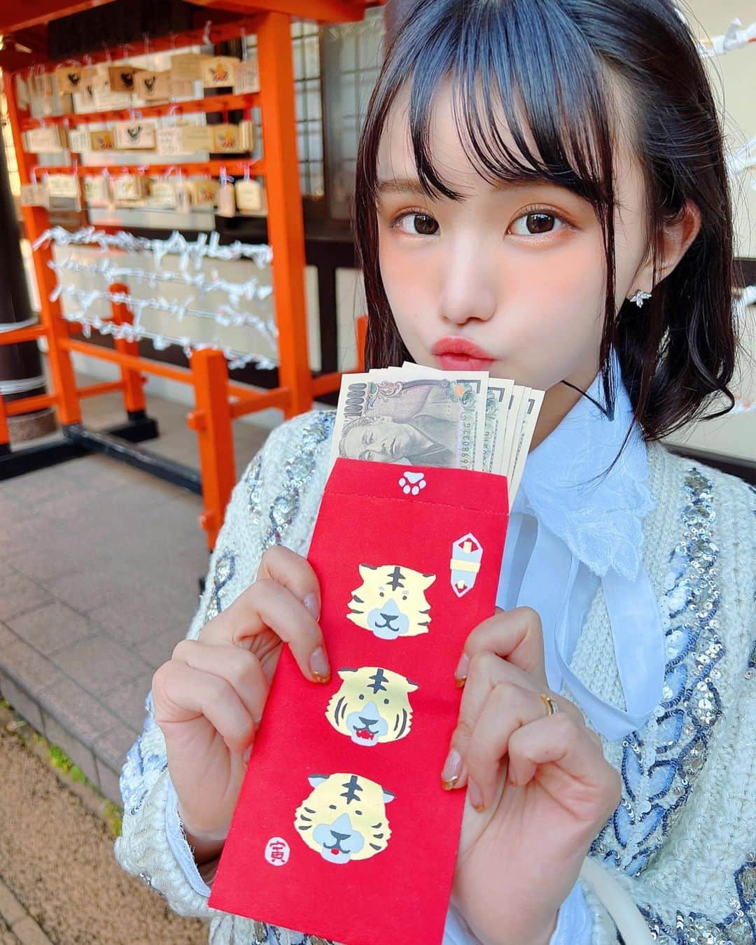 みもれもんさんのインスタグラム写真 - (みもれもんInstagram)「I had the opportunity to receive New Year's gifts for the first time in a long time since I became an adult!  In Japan, it is customary to get New Year's gifts when you are a child, but what about other countries?⛩🤍🌈  大人になってから久しぶりに お年玉を貰う機会がありましたぁ🤤🧧✨ 何歳になってもポチ袋を見ると テンション上がります↑∩^ω^∩💓笑 日本では子供の頃にお年玉を貰う風習が あるけど、他の国はどうなのかなぁ？👀 みんなは小さい頃のお正月の思い出とか あるー？？教えてください∩^ω^∩🌈⛩  #Seirei3 #Mimolemon #Japanesegirl #japan #asiangirl #otaku #黒髪 #ボブ #日本 #happynewyear #お年玉 #熊野神社 #tokyo」1月3日 11時49分 - mimore_mon0929