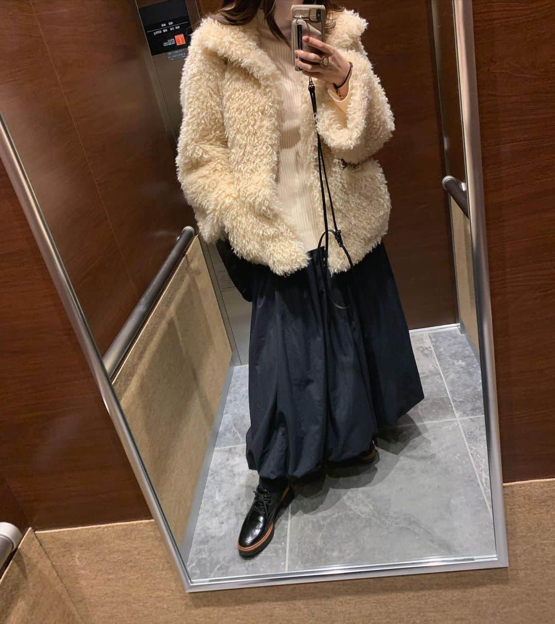 上野なつひのインスタグラム：「@think_fur  のコートが最近のお気に入り💕  @zara のパンプスも最初硬いかなって思ったけどヒールもちょうど良く履き崩れなくていい感じ❤️  お正月は特になーんも考えずに着れる服で過ごしたい⛩」