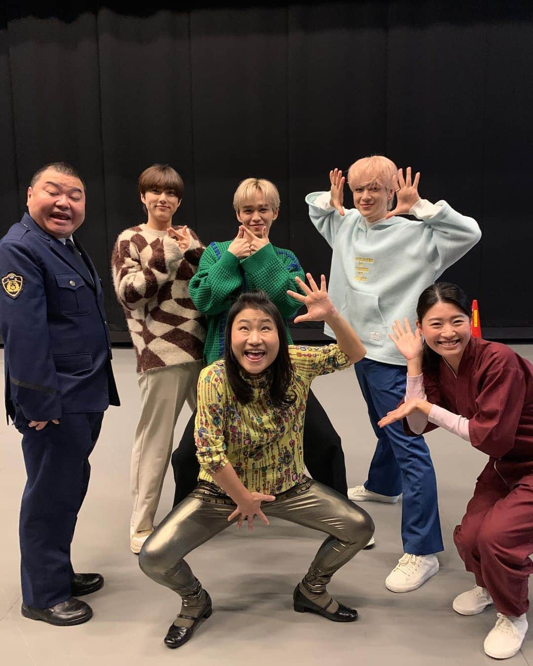 吉本新喜劇のインスタグラム：「🎍  ABC「新春！オールよしもと初笑いスペシャル」 皆さん見てくれましたか？😙 本番前にINIの皆さんと写真を撮りました📸 新喜劇メンバーも大興奮でした🥳 INIの皆さんと撮影した動画も 吉本新喜劇公式TikTokで本日アップします！ みんな見てね🥳  #INI #ini  #尾崎匠海  #後藤威尊  #佐野雄大  #吉本新喜劇」