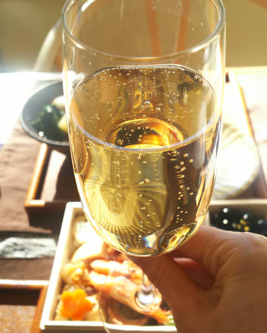 手島千尋のインスタグラム：「こんにちは 2022年👏  毎年、1月1日は父と シャンパン🥂で乾杯して おせちとお雑煮を食べて。  1日がかりで、 鳥🐣の出汁を とって作るお雑煮。 丁寧なお仕事をありがとう笑  毎年 同じ光景がある事。 何よりも 大切で幸せな事だなあと 思ったりします☺️😳  三が日。 また一つ新しい 経験もさせていただいて。  今年は、知識を重ねられる 年にしたいです。  マイペースな私ですが 2022年もよろしくお願いします 🐅✨」