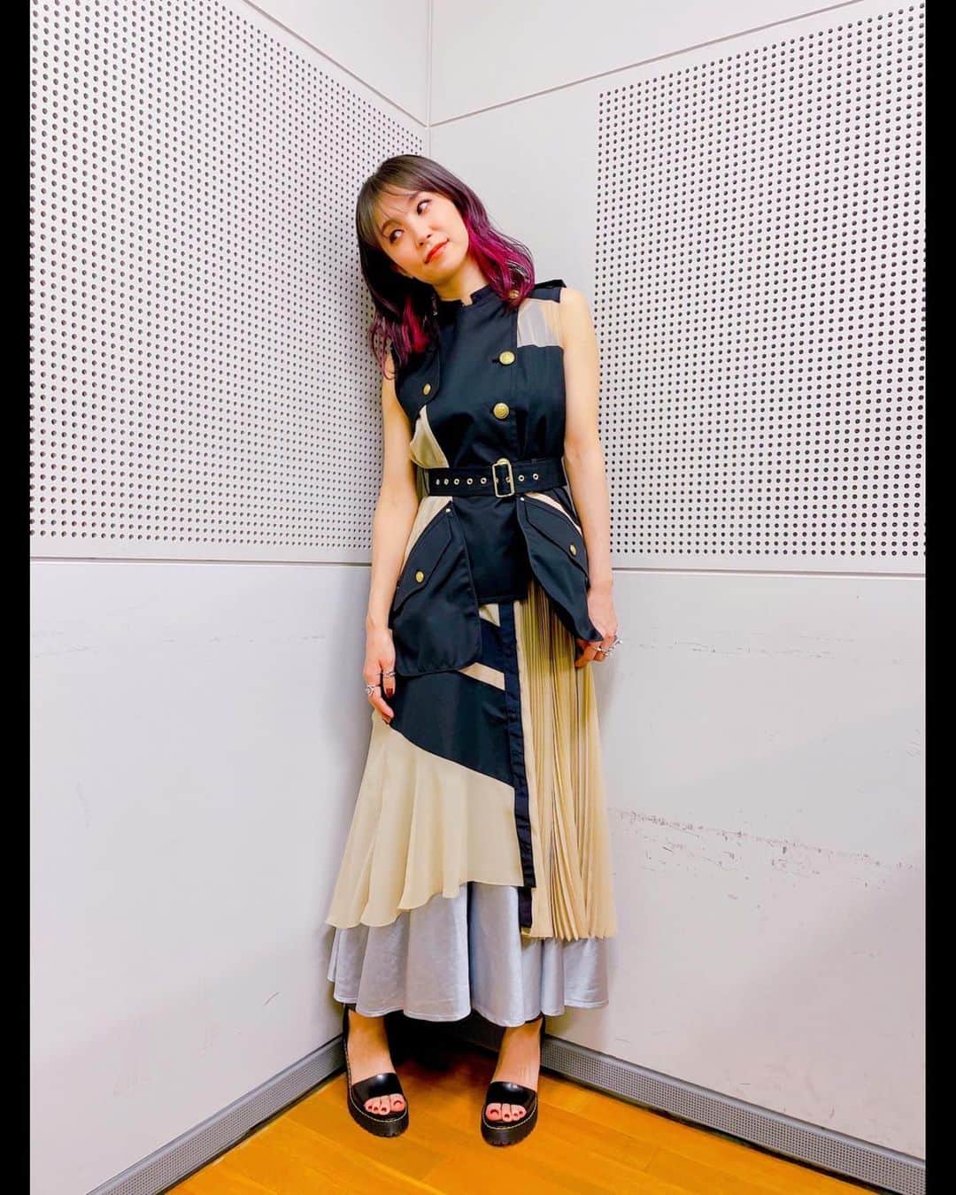LiSAさんのインスタグラム写真 - (LiSAInstagram)「「第63回『輝く！日本レコード大賞』 」 ゲストの皆様の前で、1人でステージに立って歌うのはすごく緊張したぁー＞＜ 出番前に、新庄ビックボス様にパワーいただいていましたっ⚾︎」1月3日 12時50分 - xlisa_olivex