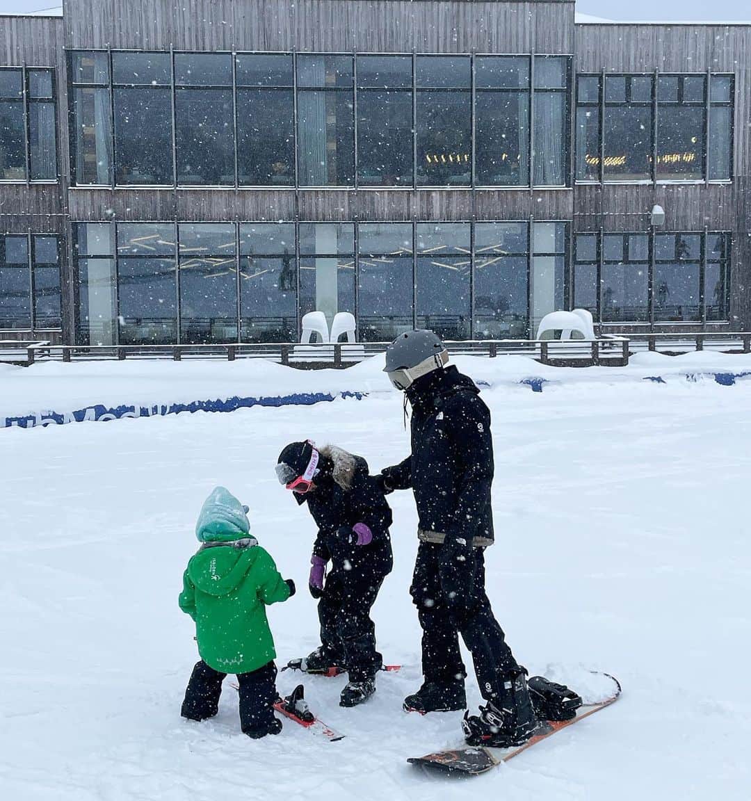 正中雅子のインスタグラム：「ski trip⛷⛄️✨  お天気にも恵まれて最高だった！  娘もいつの間にか滑れてるしびっくり笑  息子は来年かなー  こうして家族で同じコトを楽しめるって最高⛄️🤍  #クラブメッドトマム  #北海道 #masacotravel」