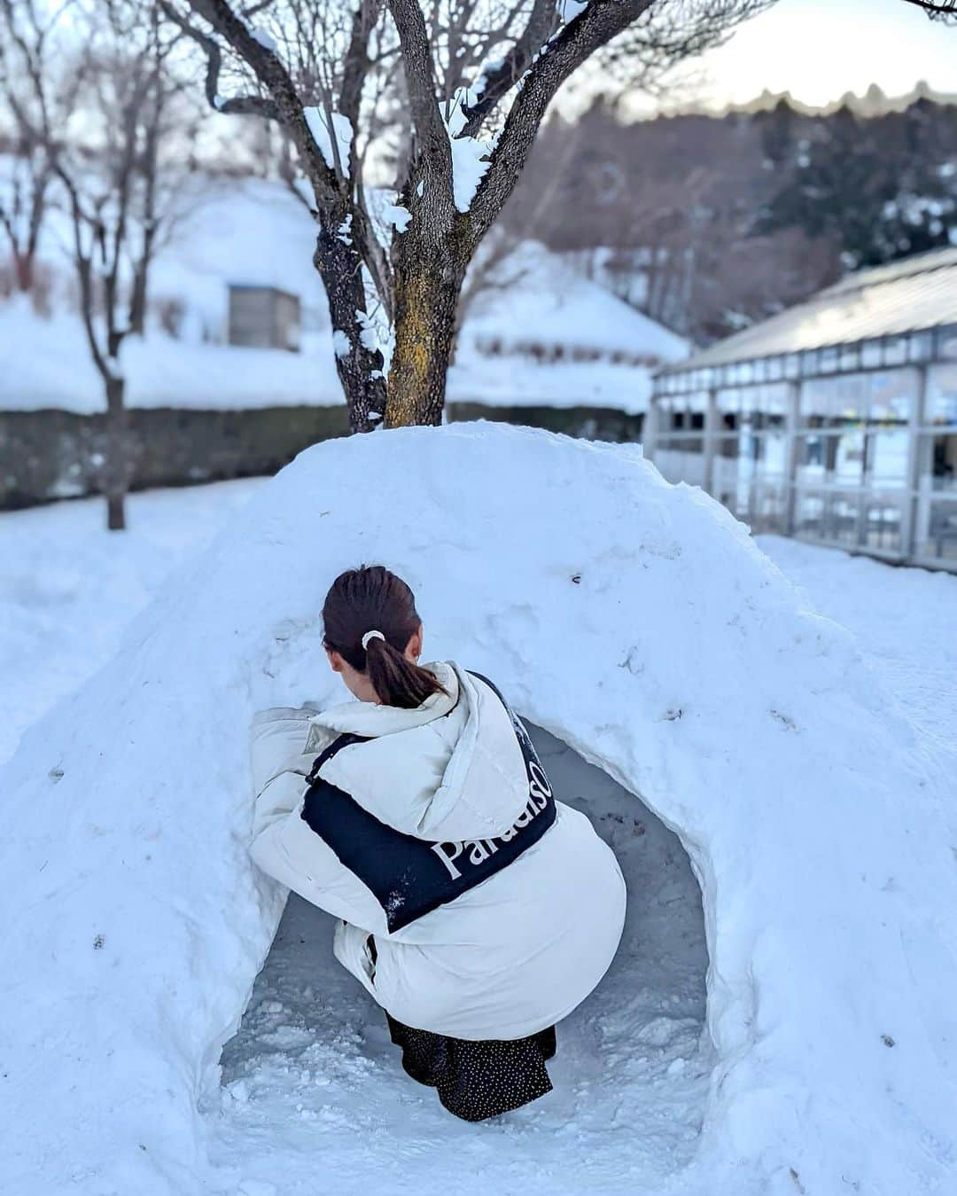 石井里奈さんのインスタグラム写真 - (石井里奈Instagram)「ひょこ。 今日はスノードームからこんにちは☀️ . 実家近くの道の駅、川場田園プラザに遊びに行ったら大きなスノードームが☃️❄️ . 早速中にお邪魔しました⛄️ なかなか入れる機会ないから嬉しかった〜💕黒のダウン着てたんだけど、ばえるようにお父さんが今年もダウンを貸してくれました笑📸 . 実はこれ毎年借りてて毎年インスタに登場してるダウン✨ 長年のフォロワーさんは今年はパパのダウンじゃないね？のコメントいただいたのでちょうどよかった👏✨ . 雪はレフ板効果もあって可愛く写真撮れるのでおすすめです💗 また田園プラザの様子、投稿しますね🥰今朝は田園プラザのお土産で幸せ朝ごはん🙆‍♀️ なかなか東京だと見られない雪景色も載せときます❄⛄🎿🏂 . #かまくら #スノードーム #snowdome #雪 #雪遊び #snow #雪景色 #川場田園プラザ #群馬 #群馬県 #gunma #川場スキー場 #川場 #道の駅 #雪だるま #かまくら作り #powdersnow #山 #登山 #山脈 #山ガール #実家 #mountains #冬コーデ　#防寒コーデ #キャンプ #キャンプ女子 #キャンプ飯 #キャンプギア #テント」1月3日 12時57分 - ri7tin1025