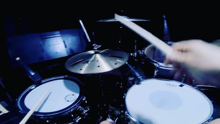 のインスタグラム：「another one from the past ☺️ vf15 #vicfirth #vicfirthsticks #zildjian #zildjiancymbals #zildjianfamily #teamremo #remodrumheads #remo #bigfatsnaredrum #drumming #drummer #drums #groove #chops #pearldrums #crumbweststudios」