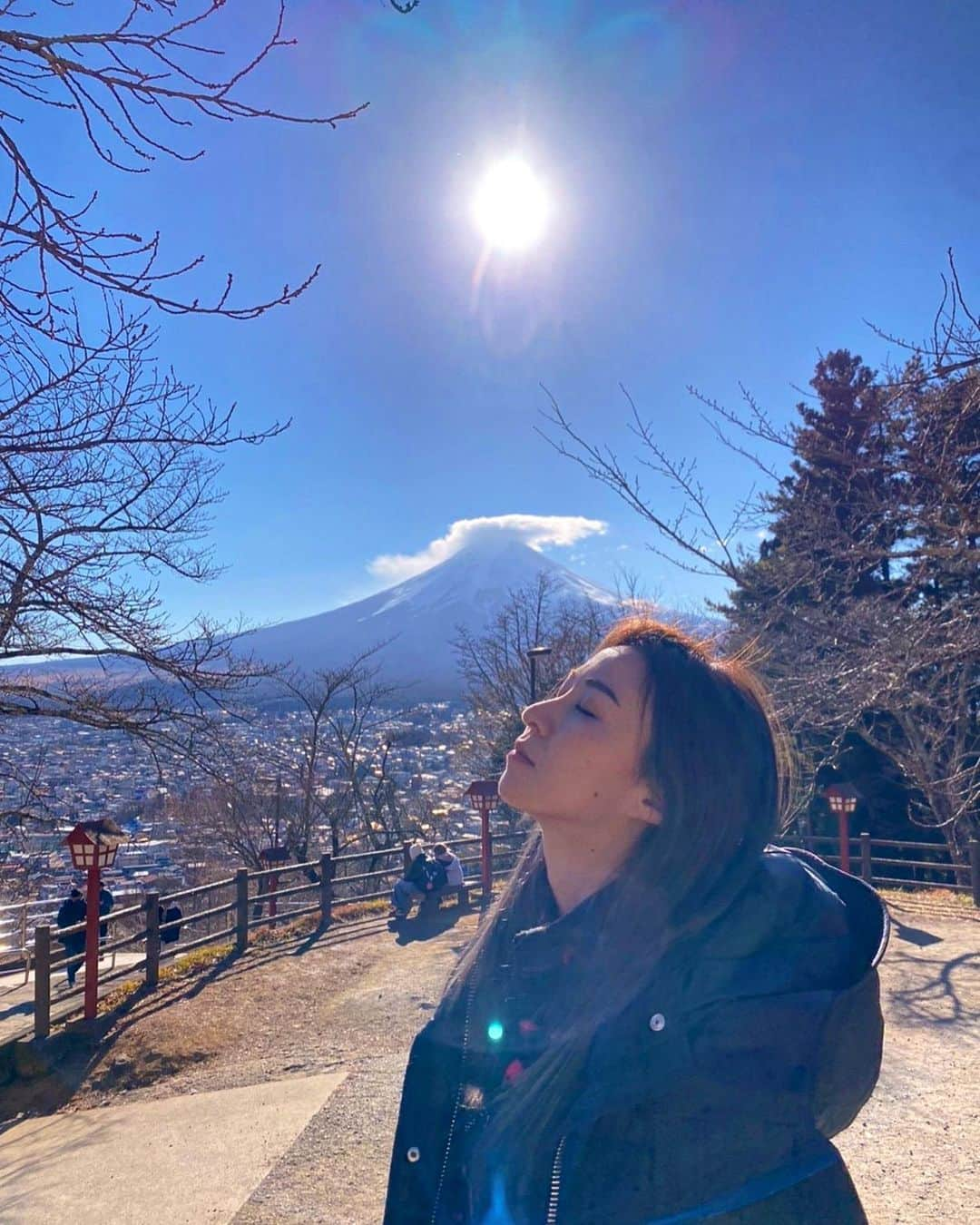 MEGUMIのインスタグラム：「🎍謹賀新年🎍 新年明けましておめでとうございます⛩ 昨年もたくさんの周りの方に支えられて一年を過ごす事が出来ました🙏✨  本年も宜しくお願いします🙏✨  新年は富士様に会いに🗻☀️🙏 天気が本当に気持ち良くて笠雲と綺麗な太陽に迎えてもらって清らかな気持ちでスタートできました⛩🙏✨✨  2022年もたくさん笑って過ごせますように🤪✨  #2022年#新年#富士山#パワースポット巡り#たくさんパワーもらって年末の疲れが吹き飛びました」