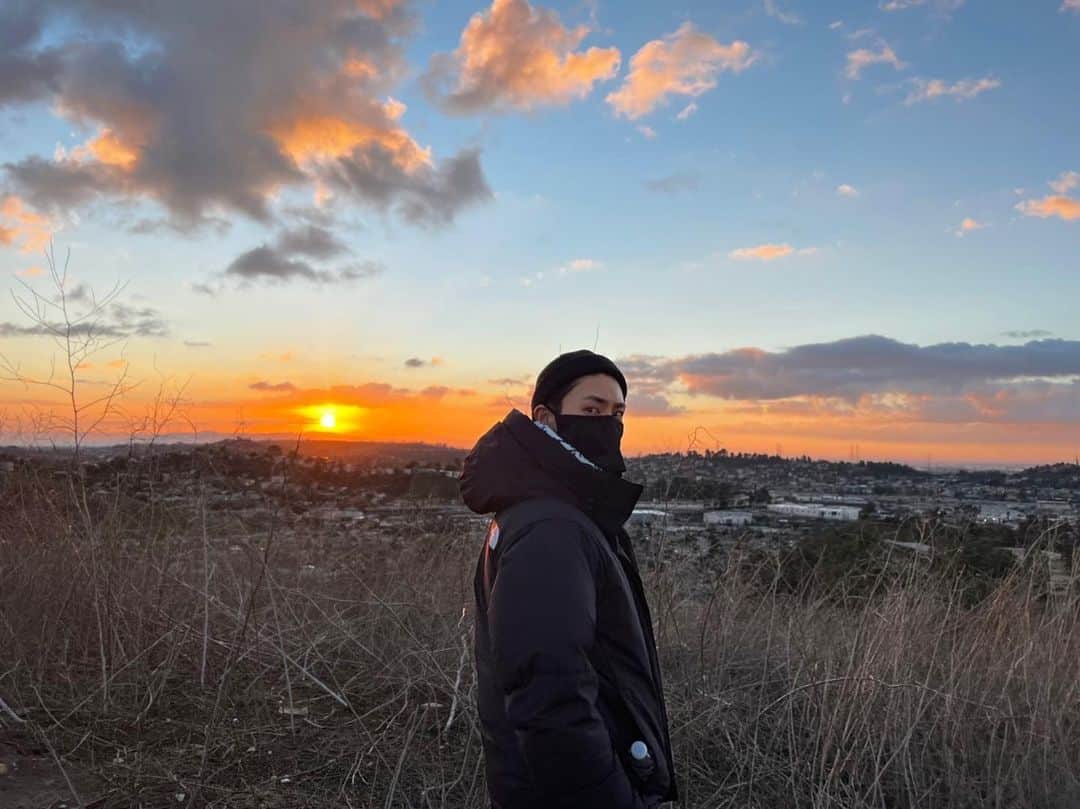 與真司郎のインスタグラム：「みなさん、こんにちは👏 カトシバです😆  しんさんからLAの初日の出の写真を いただきました☀️  #與真司郎 #SHINJIROATAE #LosAngeles #初日の出 #しんさんのパワーと初日の出のパワー #これはもう最強」