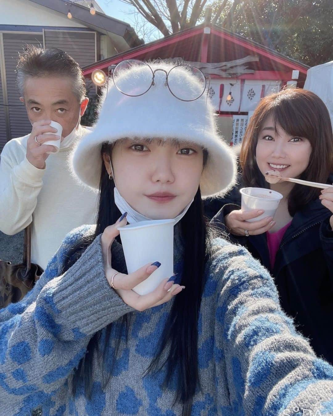 吉永愛さんのインスタグラム写真 - (吉永愛Instagram)「初詣⛩ いいお天気☀️ 家族共々よろしくです❤️ #初詣 #鵠沼伏見稲荷神社  #2022 #お正月 #甘酒 #おしるこ #おみくじ #大吉」1月3日 13時34分 - a.i.yy