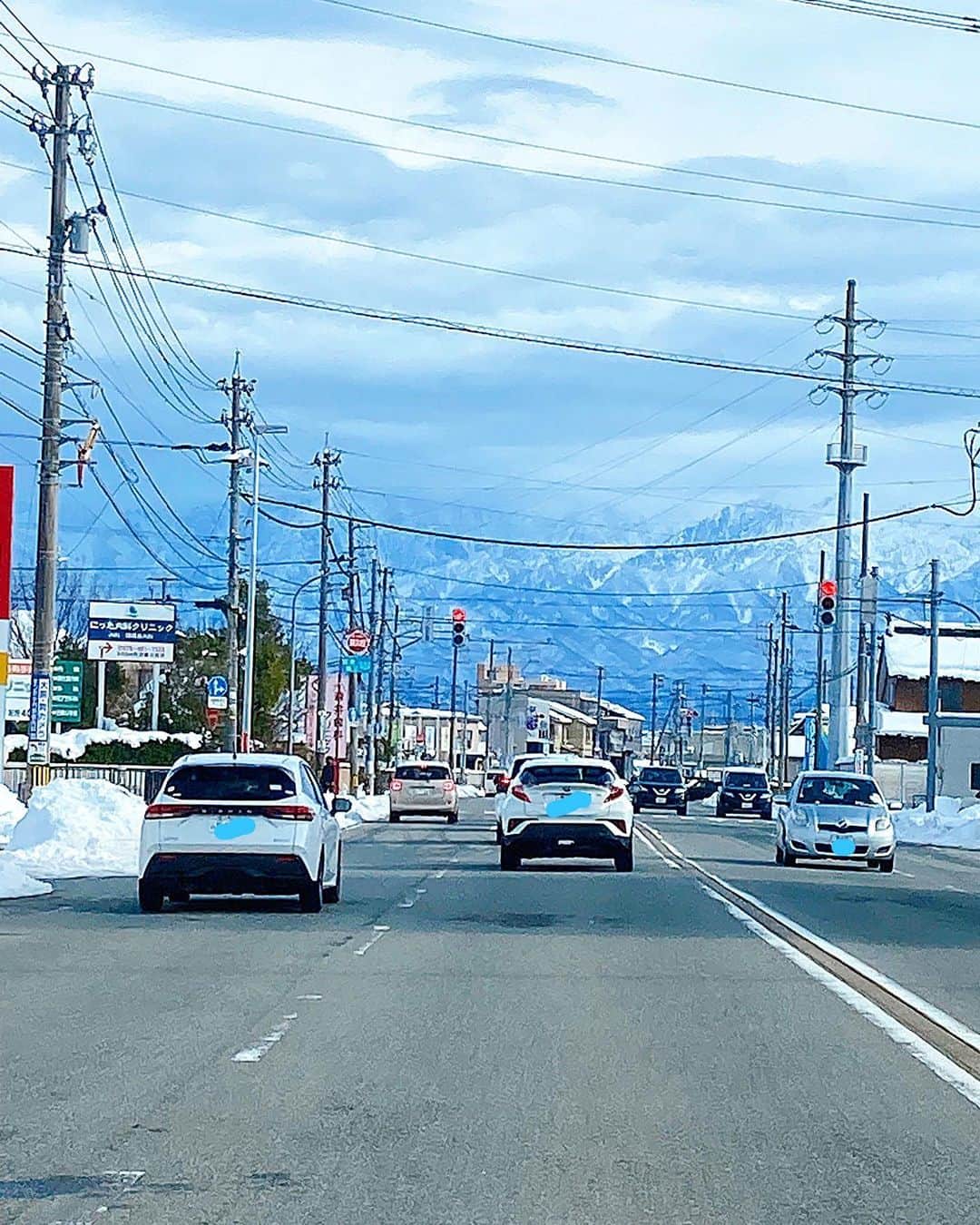 渡辺枝里子さんのインスタグラム写真 - (渡辺枝里子Instagram)「【Hello 2022😊🎍✨】  明けましておめでとうございます⛩🎍✨  2年ぶりに過ごす日本でのお正月は主人の実家、富山から☺️🇯🇵  生まれ故郷の青森の真っ白な雪景色が大好きなので、 富山でも雪が見られて嬉しい💕 寒くて鼻が赤くなってるけど、それでも触りたくなる😂❄️  主人が姪っ子の為に一生懸命作った雪だるま⛄️♫  義姉が点ててくれたお抹茶や 義母特製のアップルパイなど美味しいものを沢山頂きました☺🍎️🍵💕  年始早々、飛行機の中から綺麗に富士山が見えたのでシェアします😌✨🏔  東京に戻ってからは箱根駅伝の応援へ☺️  本年もどうぞ宜しくお願い致します😌✨  #2022 #お正月 #年始 #富山　#富士山 #雪だるま  #渡辺枝里子」1月3日 13時49分 - eriko_watanabe_21