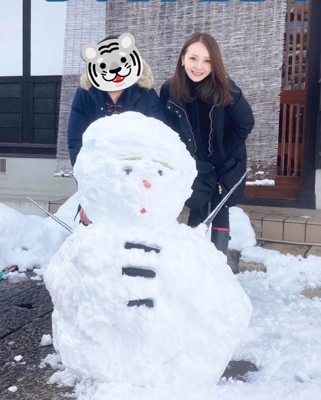 渡辺枝里子さんのインスタグラム写真 - (渡辺枝里子Instagram)「【Hello 2022😊🎍✨】  明けましておめでとうございます⛩🎍✨  2年ぶりに過ごす日本でのお正月は主人の実家、富山から☺️🇯🇵  生まれ故郷の青森の真っ白な雪景色が大好きなので、 富山でも雪が見られて嬉しい💕 寒くて鼻が赤くなってるけど、それでも触りたくなる😂❄️  主人が姪っ子の為に一生懸命作った雪だるま⛄️♫  義姉が点ててくれたお抹茶や 義母特製のアップルパイなど美味しいものを沢山頂きました☺🍎️🍵💕  年始早々、飛行機の中から綺麗に富士山が見えたのでシェアします😌✨🏔  東京に戻ってからは箱根駅伝の応援へ☺️  本年もどうぞ宜しくお願い致します😌✨  #2022 #お正月 #年始 #富山　#富士山 #雪だるま  #渡辺枝里子」1月3日 13時49分 - eriko_watanabe_21