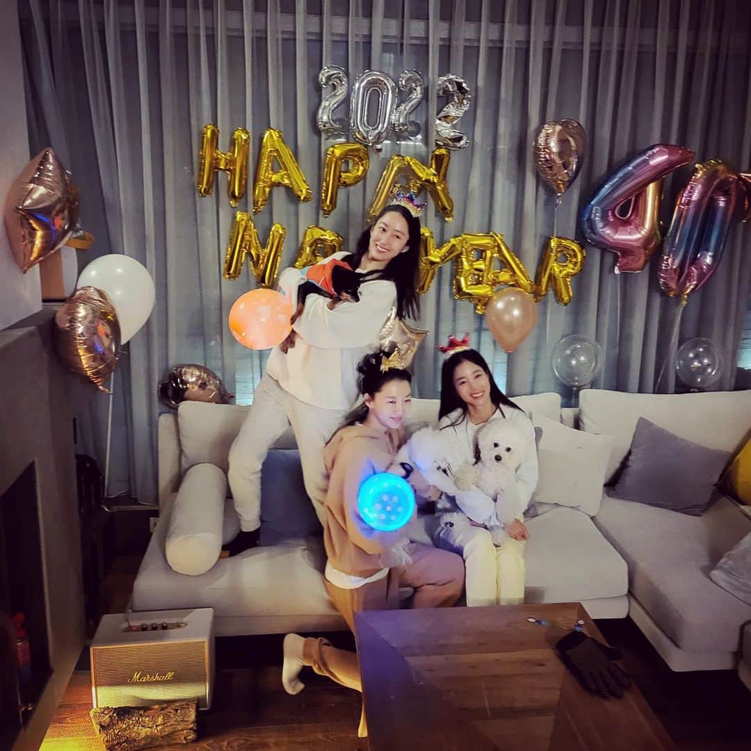 のインスタグラム：「함께 웃고 공감하고 마음을 알아주고 달려와주고 진심어린 이야기를 나누는 동갑내기친구들이 있어서 참 행복했던 2022년 새해맞이 앞자리가 바뀌었든 뒷자리가 바뀌었든 우리는 변치말자 #마음은20대#체력도20대 #생긴건..20대고싶다 #크리스찬디올아니고#크리스찬돼지들의 우르르쾅쾅신나는 새해맞이였다🐷🌞🐷🌞🐷🌞」