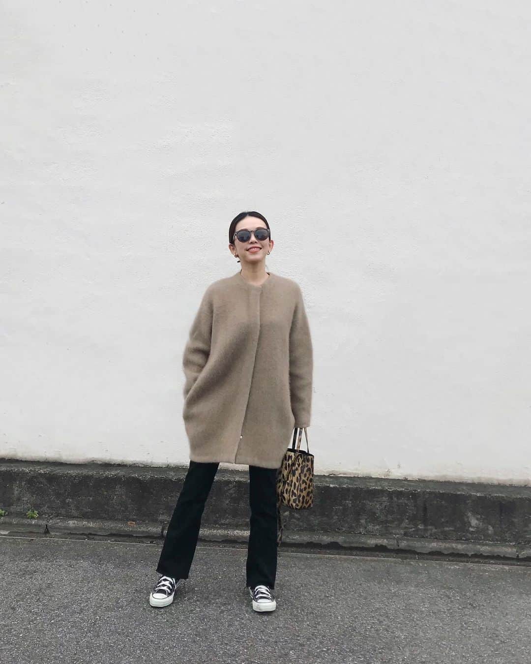 のインスタグラム：「・ ⁡ ZARAで秋に買ったままだったフレアデニム！ ⁡ 履くかわからないけどあまりにサイズが ぴったりで買っておいたもの！ ⁡ これを逃すといつぴったりなサイズに 出会えるかわからないから買っておこう！ ⁡ となるのは#おちびあるある かな😂 ⁡ 数ヶ月たってこの子の気分がやってきた笑 ⁡ その気分を逃さずに、気分の時は気分のままに 毎日でも同じものを履く！！ ⁡ バリエーションとか気にせず気分優先♡ ⁡ ⁡ ⁡ #ZARA」