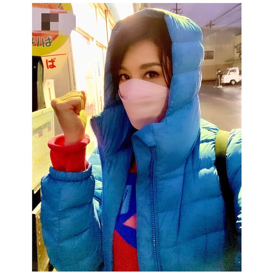 藤原紀香さんのインスタグラム写真 - (藤原紀香Instagram)「初参戦。乗り継ぎ対決旅 バス🚌vs鉄道🚃 本日1月3日(月)  17時55分～22時00分（テレビ東京系列）4時間SPです⭐︎ 舞台は、兵庫県が誇る姫路城🏯〜京都北部の日本三景 天橋立。小回りのバスか、スピードの鉄道か⁇私は、路線バス🚌だけを乗り継いでゴールを目指すミスターバス旅・太川陽介さん率いるバスチームに初参戦‼️ 対するは、鉄道🛤だけを乗り継ぐ鬼軍曹・村井美樹さん率いる鉄道チーム‼️ 強い〜☺︎ 道中のチェックポイントは、名所名物が目白押しですが、途中ごとの難関ミッションに悪戦苦闘💦 まさに、手に汗握るガチンコ対決‼️なのでかなり過酷な分、皆様は面白く見てくださるのだと思うとがんばれました（笑） テレビの枠を超えた？！本気すぎる闘いだから本当に面白くてチャンネルを変えられないとよく皆さんからも聞きますが、いざ自身が参戦してみると...‼️ 本当にこれまでで一番過酷なロケだったかもしれない...  太川さんは、本当に番組のこの勝負にかけておられるのもひしひしと感じておりましたし、このシリーズで今は負け越しているリーダーの太川さんになんとか勝利を❣️という思い、そして、京都といえば太川さんのふるさとですから 故郷に錦を❣️という想いなどなど、さまざまな気持ちがありました✨✨✨ そして、同じくチームのアンガールズの山根さんも影のサポートをしてくれていて、本当に良い方で、その足を引っ張りたくない！そんな思いでいっぱいのこの2日間でした✨  結果は、、、💦 見てくださいましたら 嬉しいです^_^ 最後まで目が離せませんから❣️  の。  #ローカル路線バス #バスvs鉄道乗り継ぎ対決旅 　#参戦 #テレビ東京 URL：https://youtu.be/_cex3a0QhGU  #太川陽介 #藤原紀香 #山根良顕 #アンガールズ #村井美樹 #前園真聖 #クロちゃん #安田大サーカス #天橋立 #日本三景 #姫路城  #松葉蟹  #日本の名所 ＃温泉 （敬称略）  の。」1月3日 14時20分 - norika.fujiwara.official