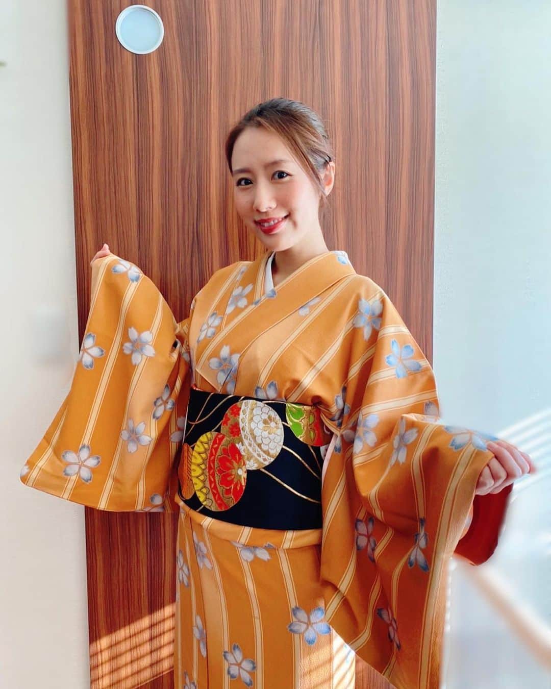 守永真彩のインスタグラム：「. . 本日、2022年の仕事始め🎍✨ せっかくなのでお着物で出演します👘  16:00〜ゆるゆるばんば 楽天競馬YouTubeLIVEにて！  #お正月 #楽天競馬 #着物 #祖母から借りました」