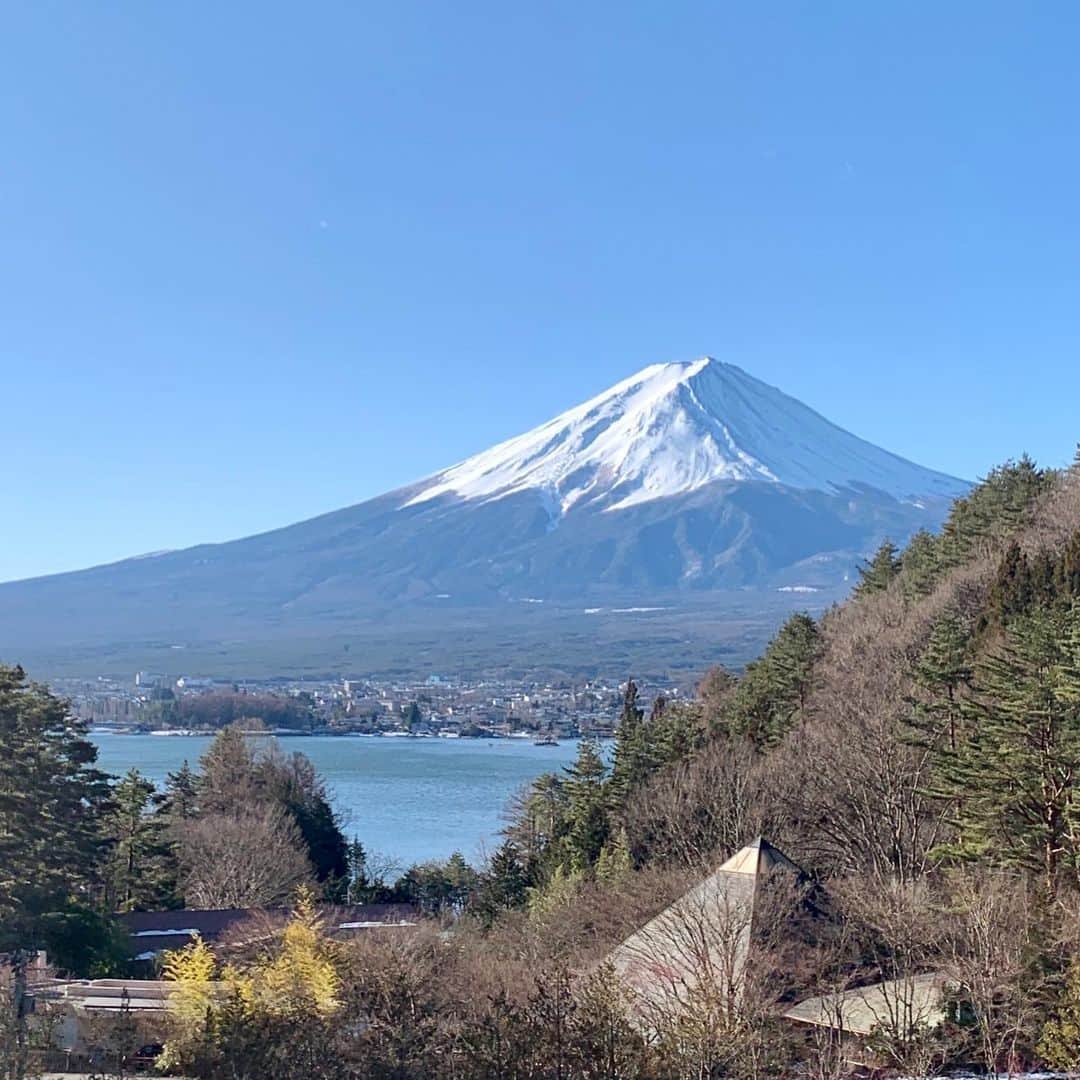 寺田ちひろのインスタグラム：「明けましておめでとうございます🎍 ⁡ 今年は明るいニュースの多い一年になりますように…✨ ⁡ 2022年も、 よろしくお願いします☺️🐯💕 ⁡ ⁡ 今日は仕事初めです！！ ⁡ 『日テレNEWS24』 ぜひご覧ください😆 ⁡ ⁡ #あけましておめでとうございます #日テレnews24 #n24 #仕事初め #日本テレビ #日テレ #富士山 #寅年 #今年もよろしくお願いします #フリーアナウンサー #気象予報士 #防災士 #セントフォース」