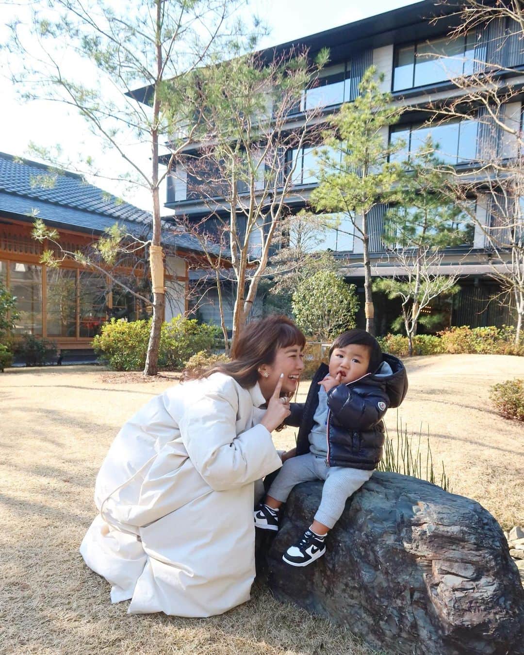 Mai Wakimizuのインスタグラム：「朝食後、ふらっとホテルの庭園をお散歩＼(^o^)／コート着てると暑いぐらいのお天気で気持ち良かった〜♡せっかくの2ショットなのに1枚目のテンションの差よ。笑 さっきまでめっちゃ笑ってたのになんで？笑 #1歳5ヶ月#男の子ママ#hotelthemitsuikyoto#kyoto#京都」
