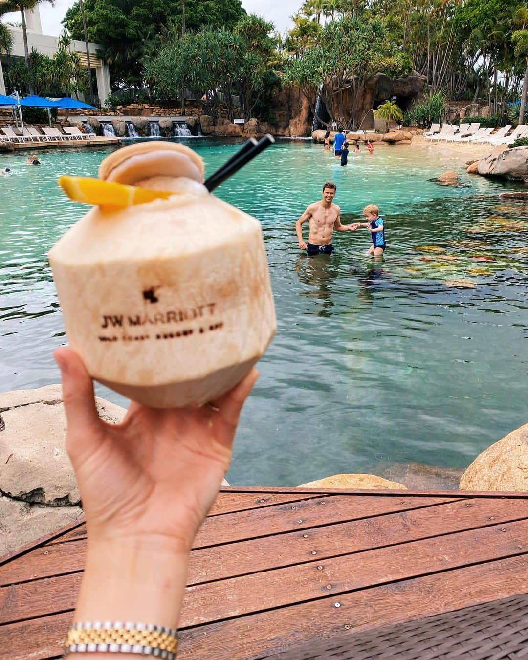 リアノン・ランゲラック（ミッチェル・ランゲラックの妻）のインスタグラム：「More holidays 🏝🥥☺️」