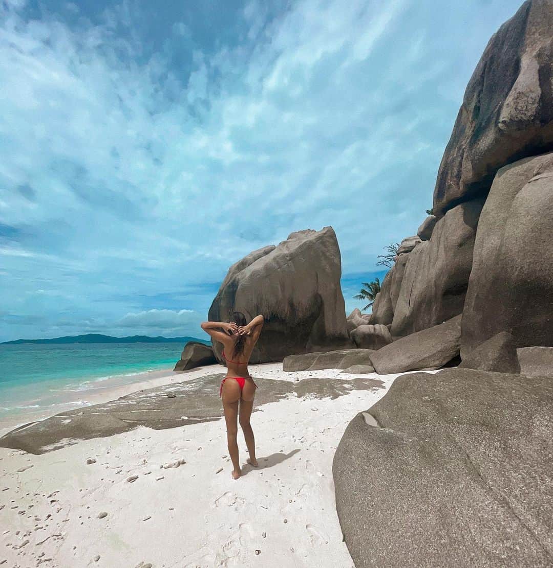 Weronika Bielikさんのインスタグラム写真 - (Weronika BielikInstagram)「friends + Seychelles = paradise 🌴☀️🍑」1月3日 19時59分 - veronicabielik