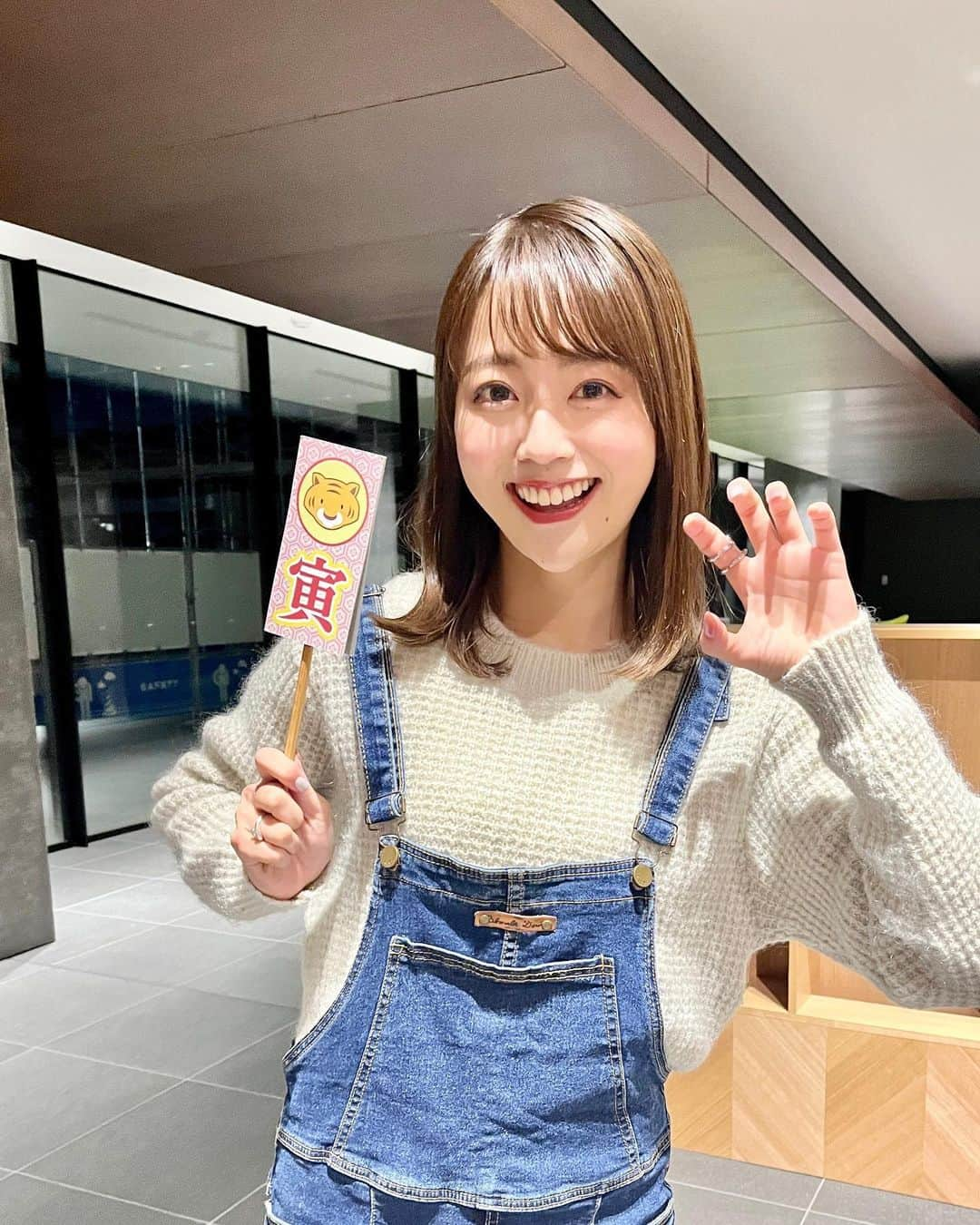 澤井志帆さんのインスタグラム写真 - (澤井志帆Instagram)「. 2022.1.3 ⁡ Daiichi-TV 2022年の運試し🎍 ⁡ ごちカン代表で挑戦しました！！ ⁡ おみくじの結果は・・・🐯 やったあ！！！ ⁡ 詳しくはDaiichi-TVの公式Twitterアカウントをご覧ください💛 ⁡ 今年もごちそうカントリーを宜しくお願い致します🌱 年始の放送は1月9日(日)午前11:40〜です🤍 ⁡ ⁡ ⁡ #DaiichiTV#アナウンサー #ごちそうカントリー #2022年#運試し#今年の干支#トラ#🐯」1月3日 20時03分 - shiho_sawai