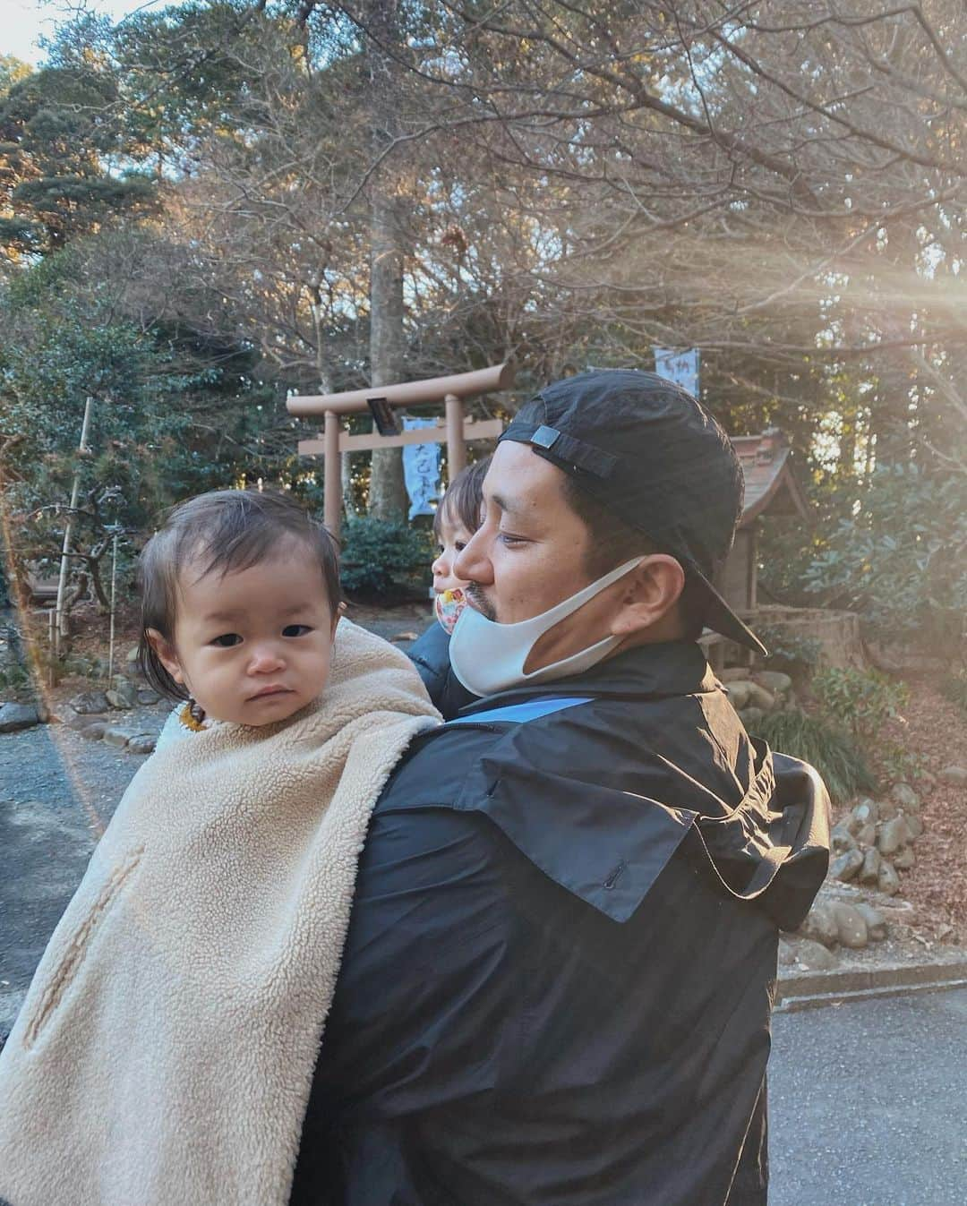 里見茜さんのインスタグラム写真 - (里見茜Instagram)「ﾟ･*:.｡❁  年始早々、至れり尽くせりなお正月を過ごしております☺️🍃  常にお腹いっぱいで食べてはゴロゴロ、 子供達は賑やかすぎて、ママは寝たくなり←またゴロゴロ。  ばぁばとじぃじが全力で子供達と遊んでくれて、ママパパは全てから解放された気分で気が抜けてるのか一日中脱力状態です。😂  こんなにのんび〜りできるお正月、幸せすぎます。  元々ゆっくりな性格だから本当に幸せだー。ずっこうしていたいであります💭  じぃじ、ばぁばの愛に触れる子供達は、これでもかってぐらいおおはしゃぎです。  本当にありがとう👨🏼‍🦳👵🏻❤︎  #ゆっくりまったりのんびり  #お正月#2022#動きたくない ︎𓃟ﻌﻌﻌ」1月3日 14時36分 - satomiakane