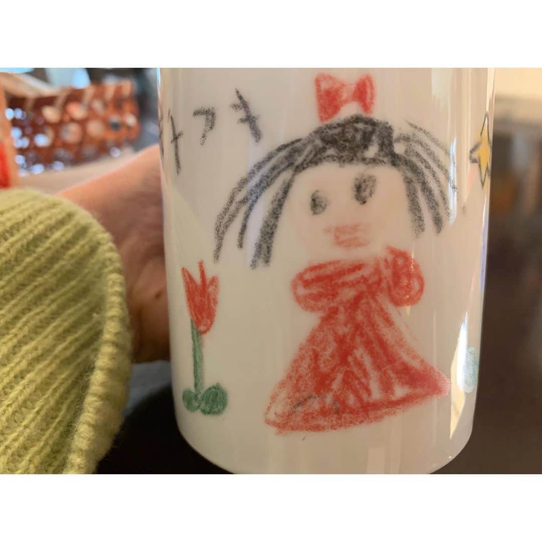 黒木千晶さんのインスタグラム写真 - (黒木千晶Instagram)「実家では、 6歳の私が描いた絵がプリントされている マグカップでお茶を飲みました☕️  謎のキャラクター(おそらくポケ◯ン)の横に、なぜか 「松」 と書かれていました。 22年前のわたしのセンス…🎍」1月3日 15時13分 - kuroki.ytv