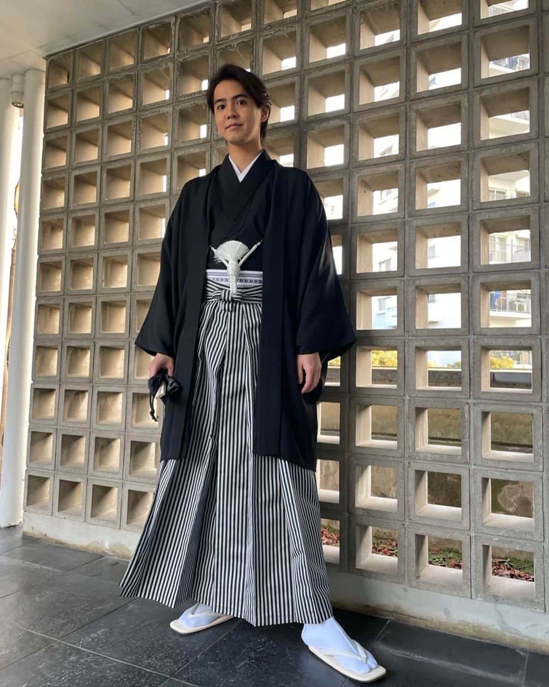 片寄涼太のインスタグラム：「2022年 明けましておめでとうございます🌅✨ 改めて皆さまへのご挨拶をしたい！🗻☀️ と思いながら過ごしていたのですが どうしてもこの写真を使いたく、 そうすると今夜のことも 合わせてお伝えできるタイミングで… ということで本日になりました‼️ いよいよ今夜 23:30〜24:25 💡 日本テレビ『1分入魂 新春SP』🌸 今年のGENERATIONSの勢いの ハンパなさを感じて頂けるような めちゃくちゃ笑える内容になっております🔥🔥 三賀日、最後の夜に 思いっきり楽しんで頂けたらと思います🤣💦　@generations_official #1分入魂  今年2022年は一日一日にこだわって さらに魂を燃やして 精進していきたいと思います👍🔥🔥  #2022」