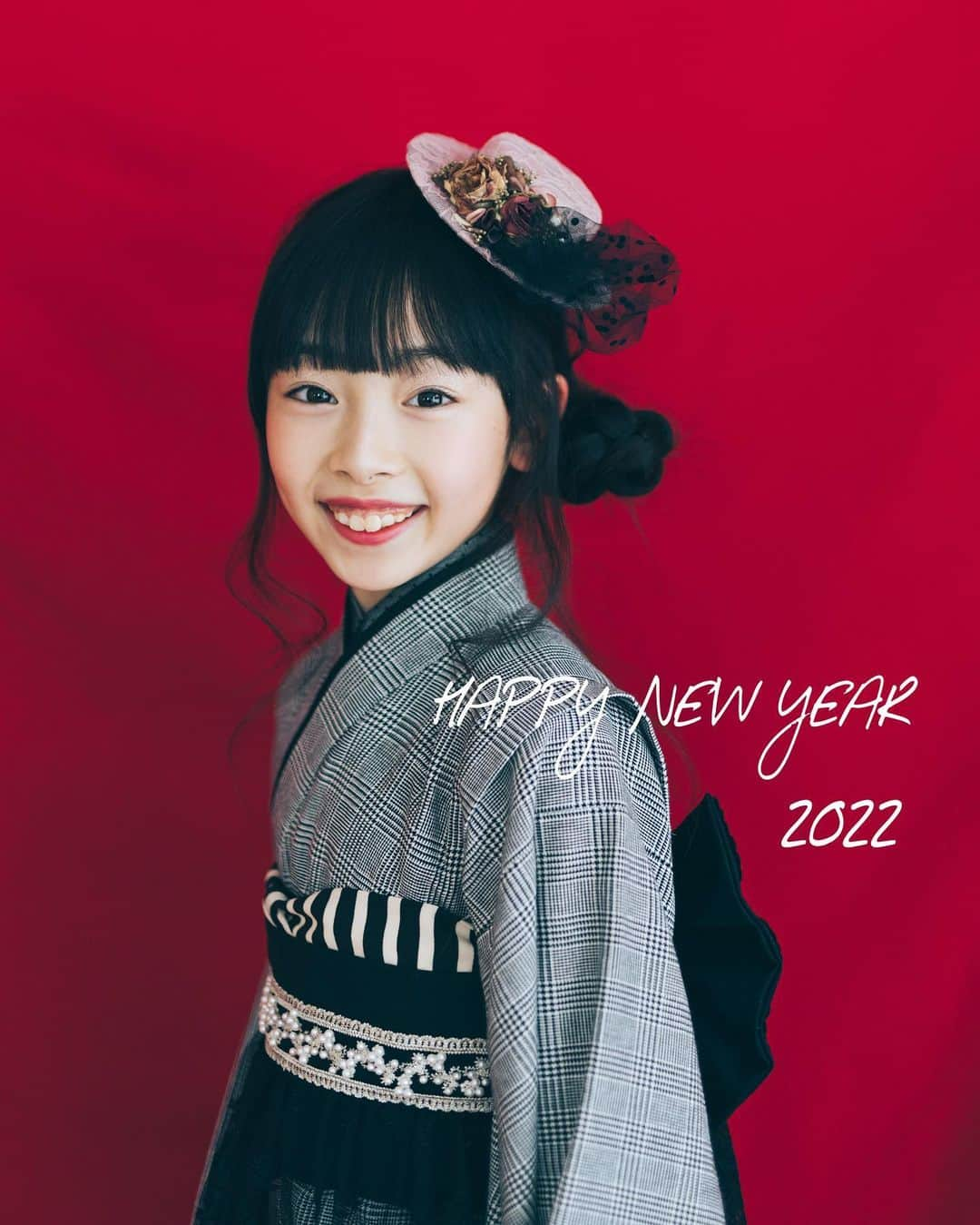 Akiのインスタグラム：「1/3 ・ あけましておめでとうございます🎍 ・ ・ 今年は従兄弟達と2年ぶりの再会を果たし 毎日体力が途切れることなく ・ 全力で遊び倒した年越しでした👧🏻 ・ ・ いつか各々が 反抗期やお年頃の時期になり ・ 一緒に遊ぶことがなくなるかもしれないけど ・ ケンカしながらでも 楽しく遊んでいる今の姿を目に焼きつけ ・ しんみりした2022の幕開け🐅 ・ ・ そんな中 娘は ・ 誰しもが一度はそういう時期があったであろう ・ 関西弁をリスペクトしておりまして← ・ ・ なんでやねん連呼してました😌 #なんでやねん ・ ・ ・ 皆様 今年もよろしくお願いいたします😌🙏 ・ ・ ・ ※コメント、いいねくださった方 申し訳ありません ・ なぜか写真に2020と書いていたので 再投稿しました← ・ ・ ・ ・」