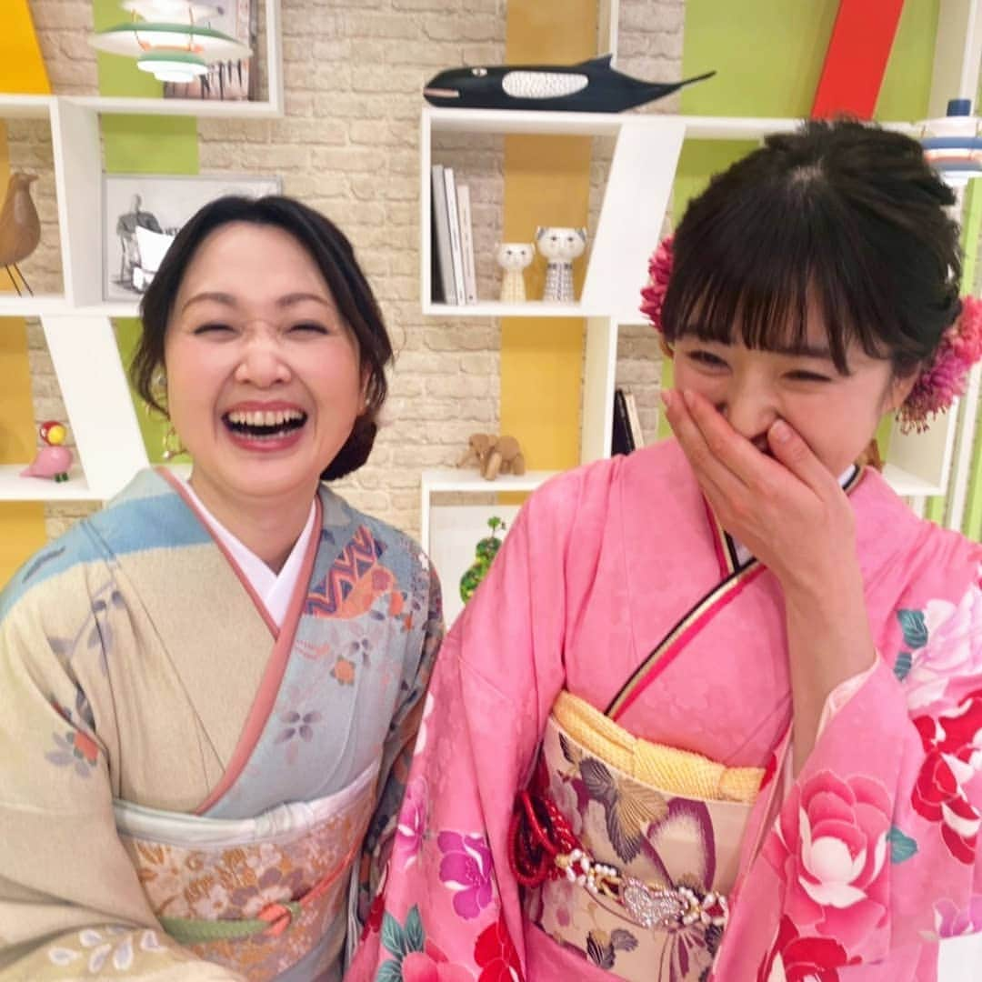 三河かおりさんのインスタグラム写真 - (三河かおりInstagram)「. 明けましておめでとうございます🎍 今年もよろしくお願い致します🐯  . #チカポン が撮ってくれた写真で 新年のご挨拶です😊 . . 「まるどりっ！UP」新年用PR収録の際に 撮り合いっこ📷✨ . ヘアアレンジと着付けも 素敵に仕上げていただきました👘🌼 . . 皆さんにとって 笑顔と幸せの多い一年になりますように🌸 . . . #あけましておめでとうございます  #まるどりっup #まるどりっ #ux #新潟テレビ２１ #チカコホンマ さん #大西遥香 富山詠美 #アナウンサー #新年 #お正月 #着物 #ヘアメイク #eclat新潟」1月3日 15時52分 - ux_mikawa.kaori