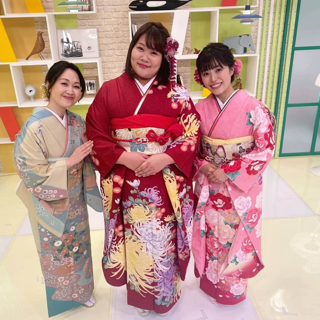 三河かおりさんのインスタグラム写真 - (三河かおりInstagram)「. 明けましておめでとうございます🎍 今年もよろしくお願い致します🐯  . #チカポン が撮ってくれた写真で 新年のご挨拶です😊 . . 「まるどりっ！UP」新年用PR収録の際に 撮り合いっこ📷✨ . ヘアアレンジと着付けも 素敵に仕上げていただきました👘🌼 . . 皆さんにとって 笑顔と幸せの多い一年になりますように🌸 . . . #あけましておめでとうございます  #まるどりっup #まるどりっ #ux #新潟テレビ２１ #チカコホンマ さん #大西遥香 富山詠美 #アナウンサー #新年 #お正月 #着物 #ヘアメイク #eclat新潟」1月3日 15時52分 - ux_mikawa.kaori