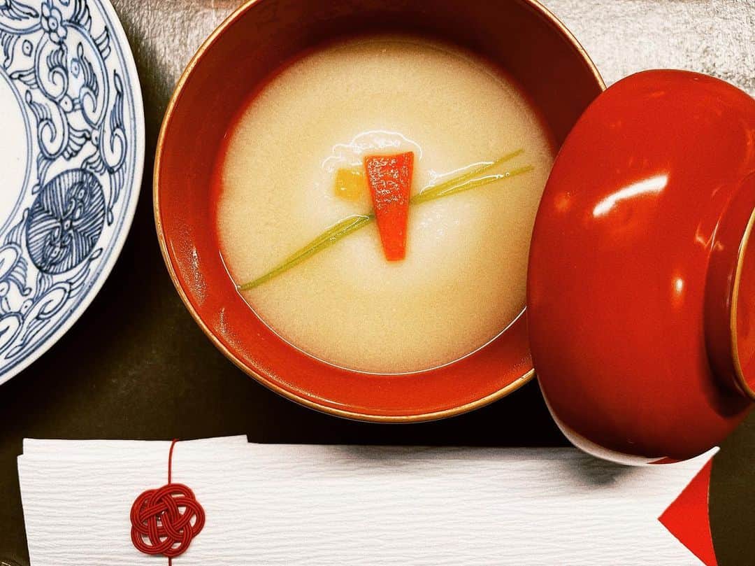 飯豊まりえのインスタグラム：「明けましておめでとうございます🎍  よく食べて よく笑える一年を！！  大好きなお姉さん達に 作っていただいた 美味しいお雑煮と鴨鍋…♡🤤🤤 エネルギーがたまりました！」