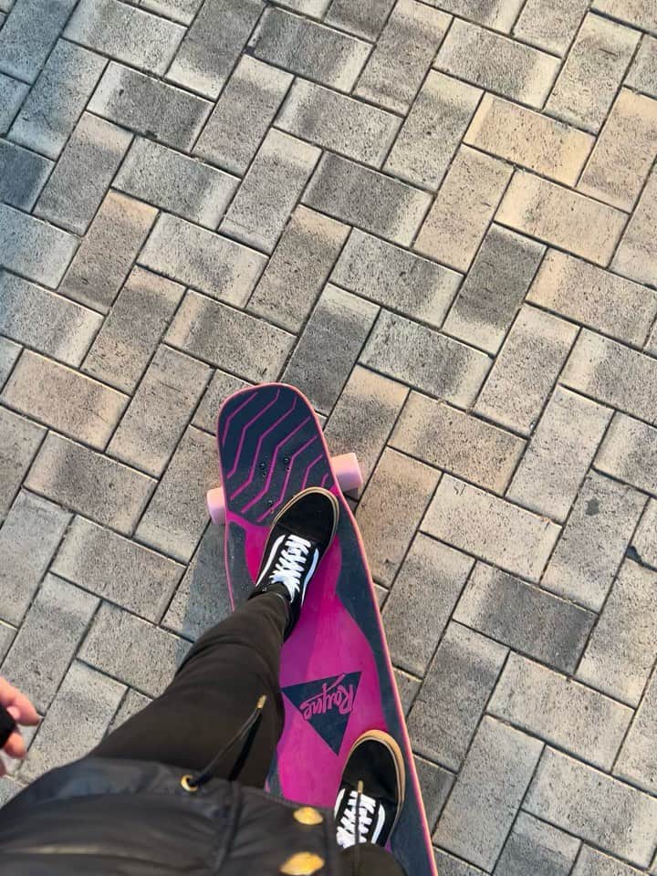 チャ・イェリョンのインスタグラム：「Longboard start 💕  #롱보드 🛹 잘 지내보자 우리 핑크보드야 😍💕 #longboard」