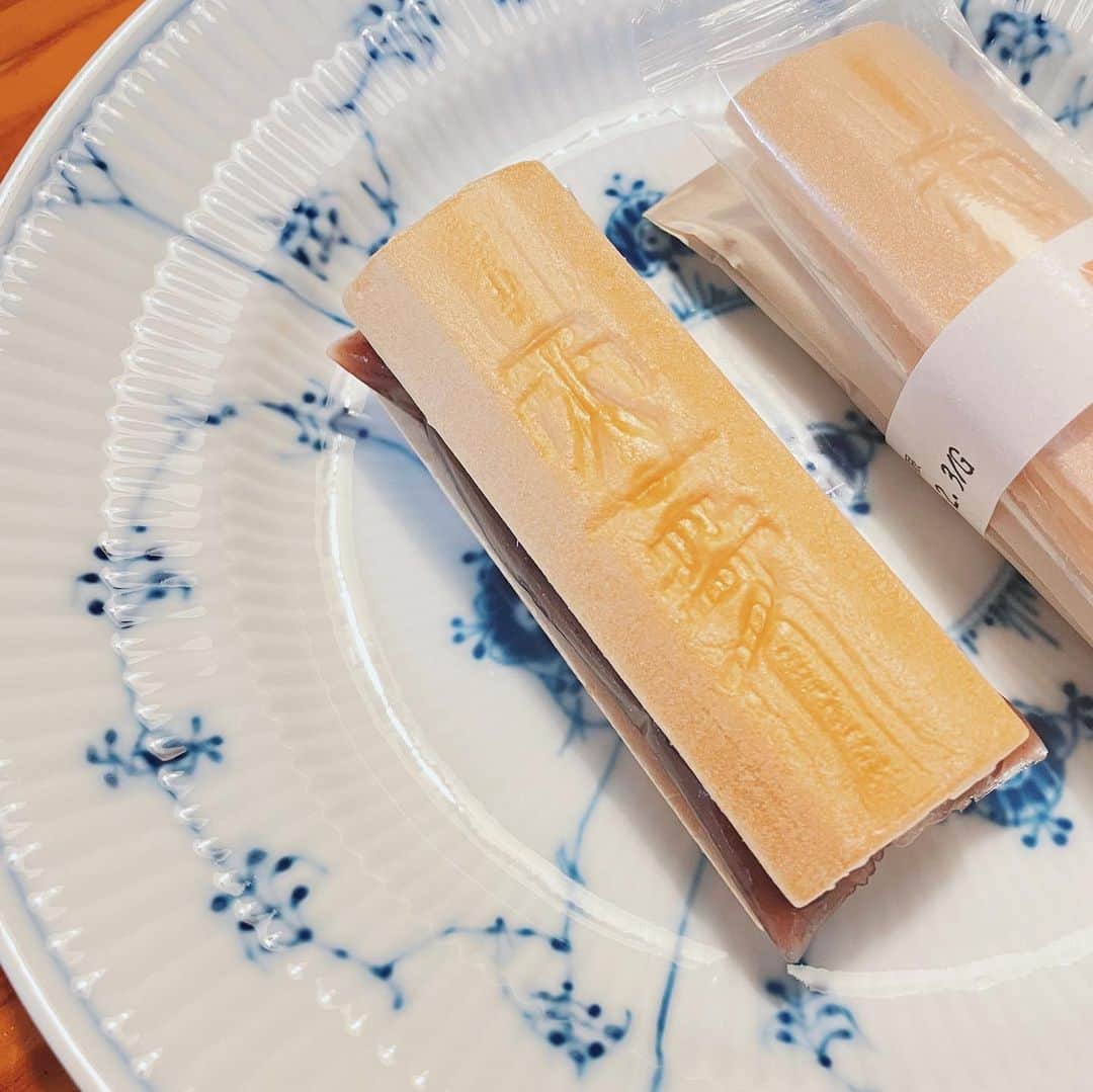わちみなみのインスタグラム：「たねやのふくみ天平もなか🎍  自分ではさんでつくるのが 楽しいね✨  高校のお友達におすすめされて デパートで買って帰りました笑  #ふくみ天平　#たねや」