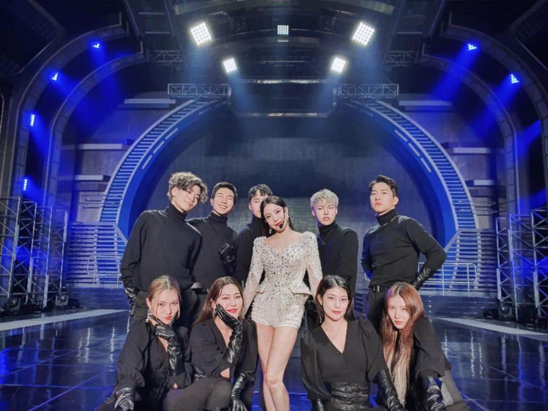 BoAのインスタグラム：「새벽 늦게까지 함께 해준 소중한 울 댄서들~~❤️ 고생 많았어용~~💕💋👏🙌 #smtown2022」