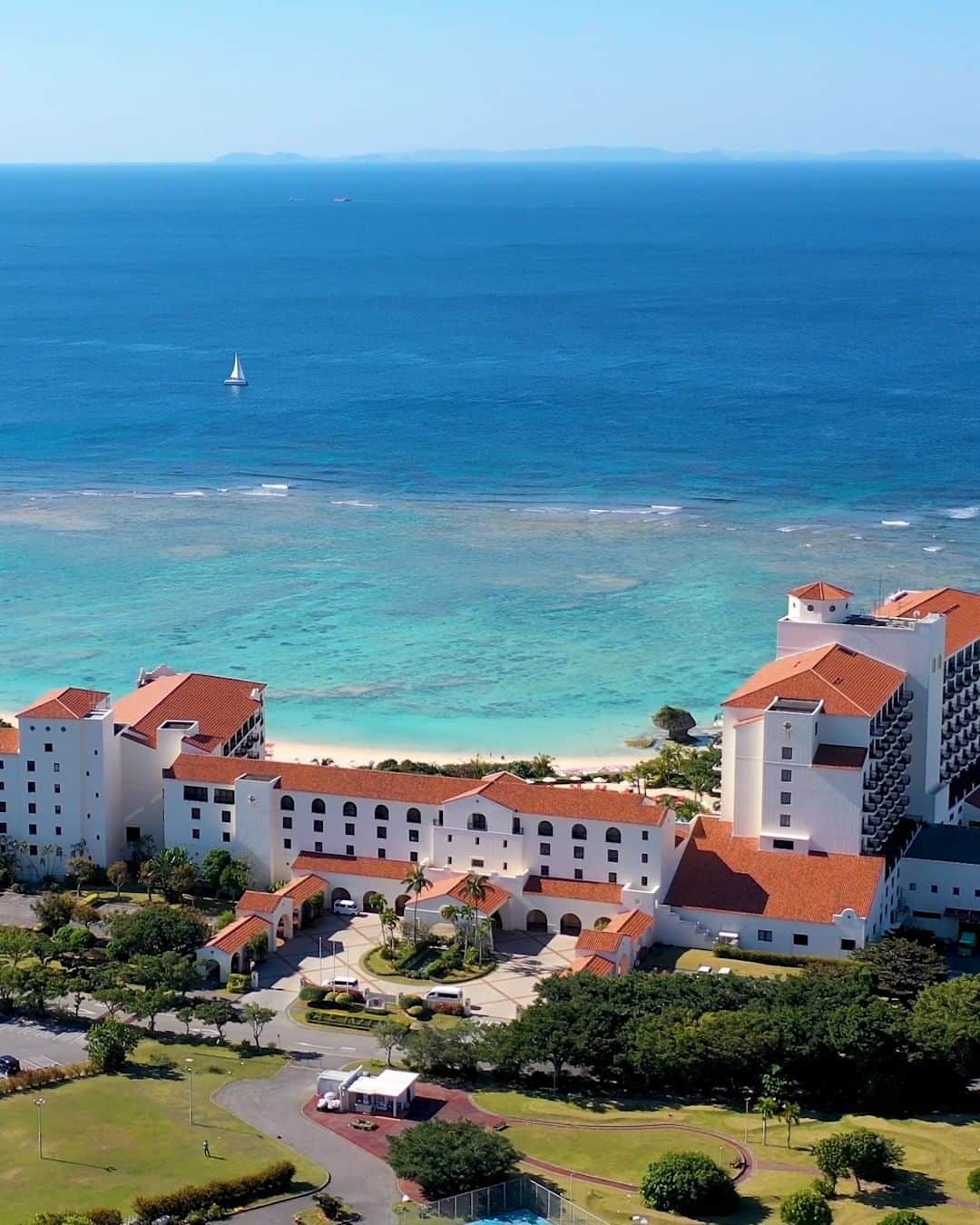 ホテル日航アリビラ 公式Instagramのインスタグラム：「青空の下、アリビラ沖を航行する大型カタマランヨット「キラ号」。 心地よい風を感じながら360度広がる海のパノラマをお楽しみいただけます。  #okurahotels #nikkohotels #oneharmony #hotelnikkoalivila #alivila #hotelnikko #resort #okinawa #yomitan #sea #photogenic  #drone #ホテル日航アリビラ #アリビラ #ホテル日航 #リゾート #沖縄 #読谷 #海 #ビーチ #フォトジェニック #景色 #癒し #旅 #太陽 #空 #珊瑚 #ヨット #セーリング #ドローン」