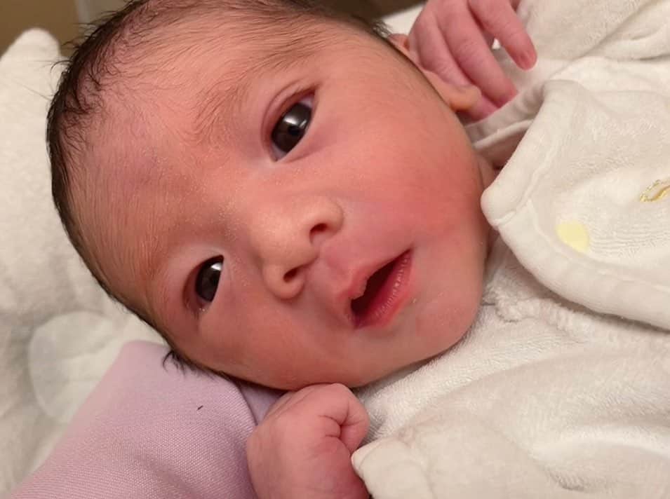 浜田翔子さんのインスタグラム写真 - (浜田翔子Instagram)「この度、私事ではありますが、 12月28日に第一子を無事、出産したことをご報告させていただきます。  年末に突然胎動を感じなくなってしまい、病院に電話をしてみたところ、緊急入院からそのまま帝王切開となりました。  妊娠期間は最後まで安定期はないんだと思い、 ただ無事に産まれてくる事だけを願ってました。  不妊治療中からたくさんの応援や温かい言葉をいただきまして、 改めて感謝申し上げます。 　 また詳しくは 動画などで報告させてください！」1月3日 17時19分 - shoko_hamada