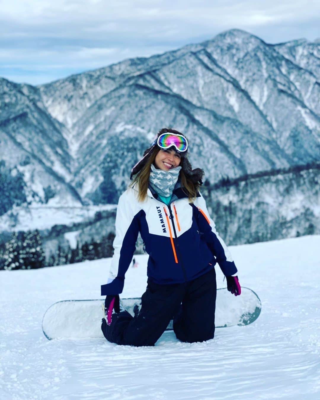 藤井アルダのインスタグラム：「HAPPY NEW YEAR EVERYONE! 皆様、あけましておめでとうございます🎍 今年もどうぞよろしくお願いします🙏  🤍⛄️🤍 starting 2022 the way we love! PLAYINGGGGG!   #happynewyear #2022 #snowboarding #初滑り」