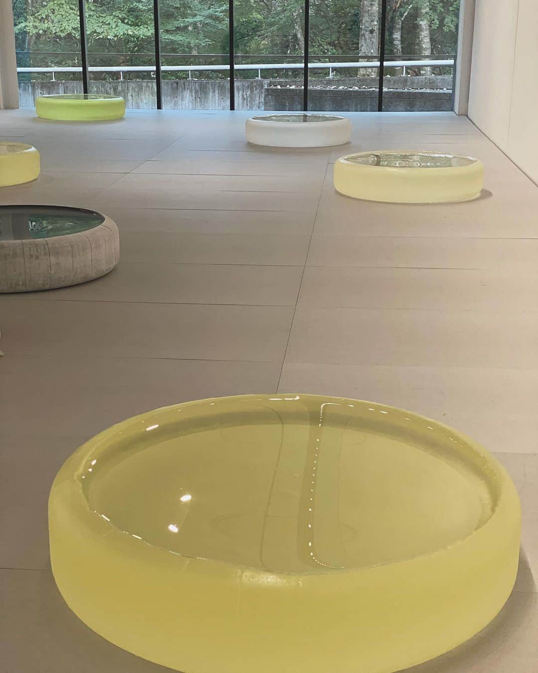 大石絵理のインスタグラム：「Roni Horn  "When you see your reflection in water, do you recognize the water in you?" "水の中にあなたを見るとき、あなたの中に水を感じる？" という、想像力をくすぐられるテーマです！ 神秘的な水と自然の世界、旅色アート記事にて公開されています😌 お知らせ遅くなってしまったのですが、ぜひご覧になってください💙」