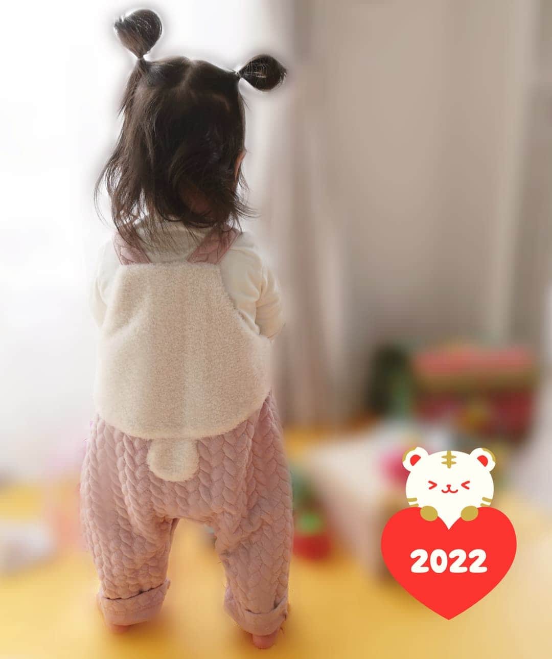 白井珠希のインスタグラム：「* * 遅ればせながら、 あけましておめでとうございます🎍 * 冬にやってくる我が家の大きなうさぎさん🐰笑 小さなお子さんがいらっしゃるご家庭は、お正月と言えど決して"お休み"ではないですよね…皆様、日々お疲れ様です。 * 嗚呼、そろそろ、平日が戻ってきてしまう…。体力全開・自我全開の1歳半とのマンツーマンな日々に今から怯えておりま〜〜す。。😇笑 * * #babycheer #ベイビーチアー #1歳コーデ #1歳半 #イヤイヤ期 #イヤイヤ期突入 #1歳児ママ #うさぎコーデ #instafashion #instababy #お正月 #お正月休み」
