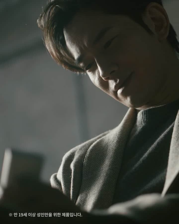 オン・ジュワンのインスタグラム：「#광고 #+19 @glo_korea 새해엔 온주완답게 그냥 나답게 #즐거움을부스트」