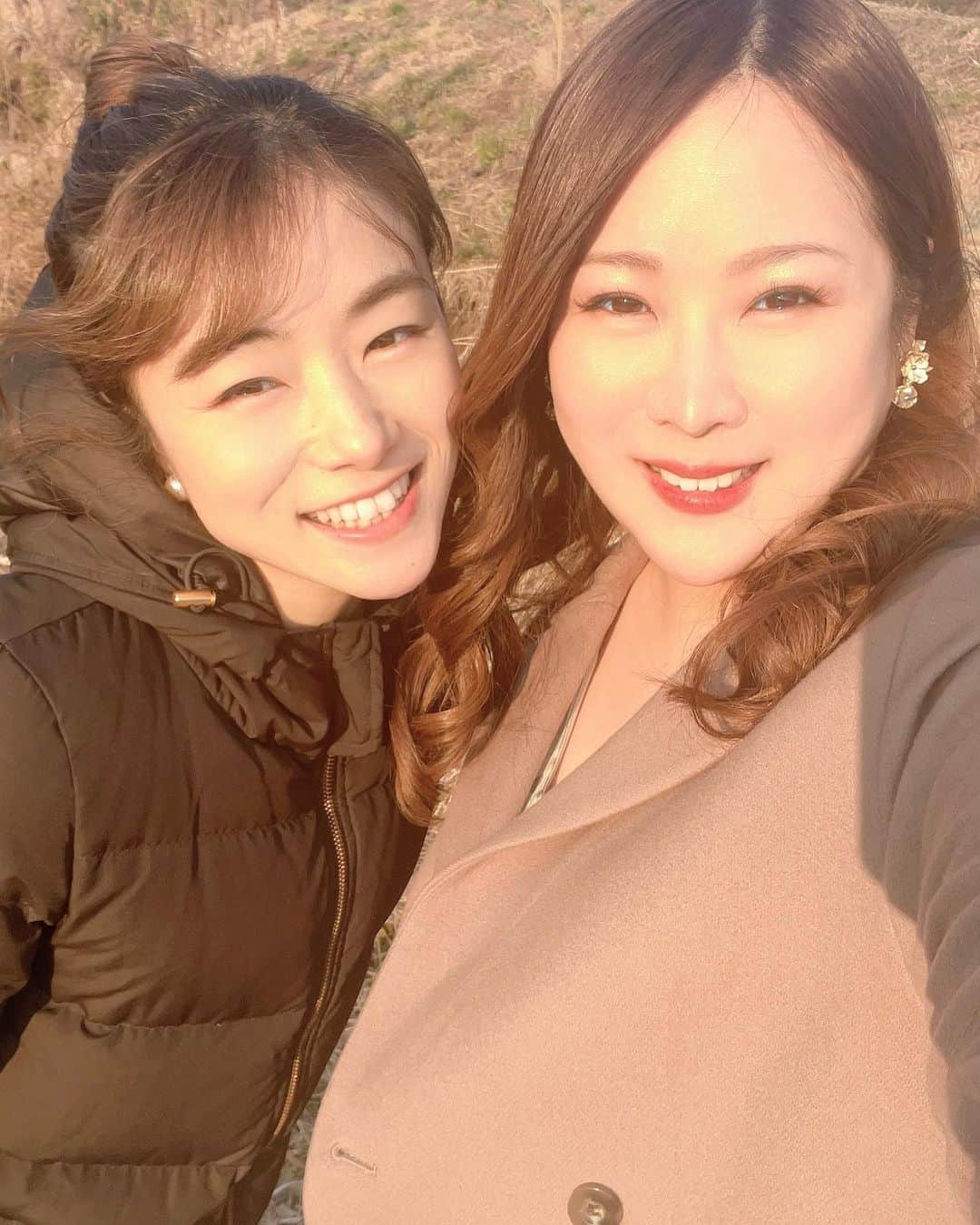 春野ゆりかのインスタグラム：「新年明けましておめでとうございます❤️ 熊本に帰省できて兄家族にも2年ぶりに会えたりして、とても幸せな時間を過ごせました💕  写真は四季に入る前から仲良くしてくれてる高水彩圭 @ayaka_358 ❣️ 同じ熊本でずっと励ましあったりいい刺激をくれる可愛くて大好きな友達です💕 阿蘇へのドライブで素敵な動画を撮ったのでよかったら彩圭のInstagramも見てみてください❤️  心躍る素敵なダンサー💕 彼女のダンスはほんとに元気になるよ😍  絵葉書見たいな美しいポーズ✨  私もポーズだけ真似してみました笑 妖精さんにみえる？笑🧚‍♂️  今年は元気いっぱいみんなで1年を過ごせたらいいなぁ❣️  今年もよろしくお願いします😍  #阿蘇　#夕日 #妖精　#新年のご挨拶　#2022年 #熊本　#里帰り」