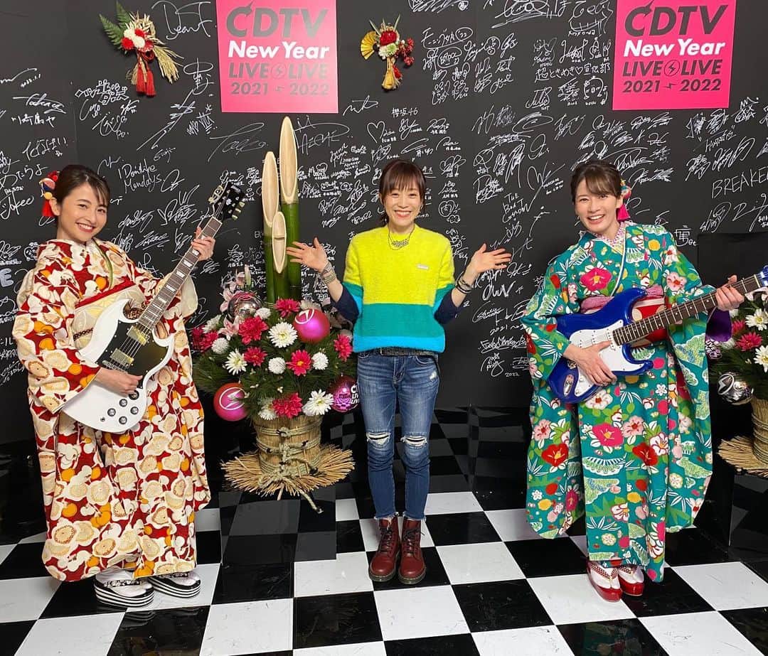 日比麻音子のインスタグラム：「CDTV年越しライブライブ！ Paraviのバックステージ生配信に 参加させていただきました⚡️ そして、年越しの瞬間もみんなで🎉  アーティストの皆さんの貴重なお話をたくさん聞けた 忘れられない年明けになりました！  宇内センパイに甘えっぱなしで、 私はただただ笑っていただけのような…🙇‍♀️感謝です！ えとちゃん(江藤センパイ)もいてくださり、 私にとって幸せばかりな現場でした🎤  いいスタートを切れた分、 いい一年にしたいものです🐅  …と、先程Nスタ中継でおみくじにて凶を引いてしまいましたが 切り替えてインスタ更新中。笑  #CDTVライブライブ #CDTV年越しライブ #20212022 #⚡ #🎸 #utamaru」